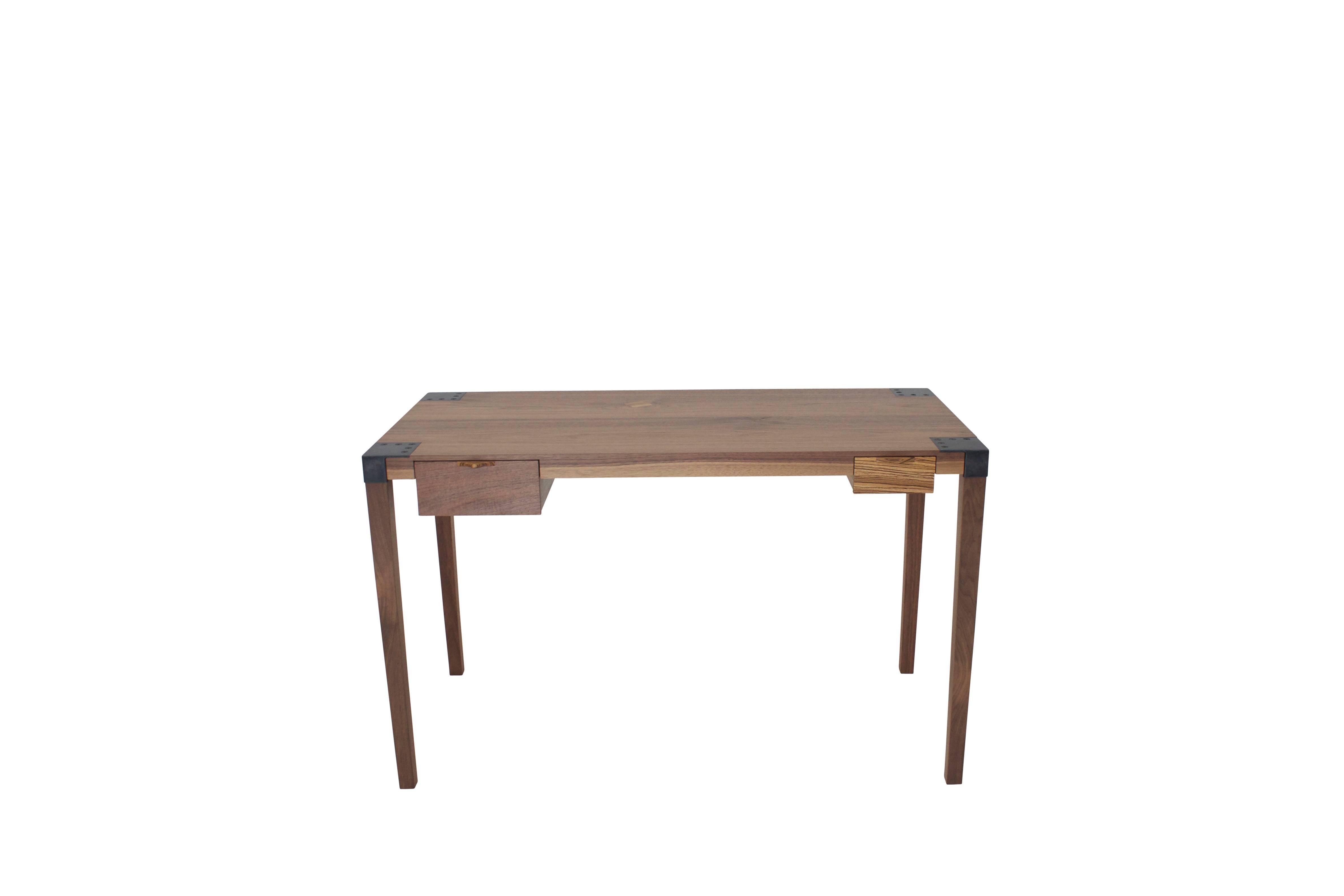 Moderne Bureau d'écrivain en bois massif en noyer avec menuiserie en acier et pieds amovibles en vente