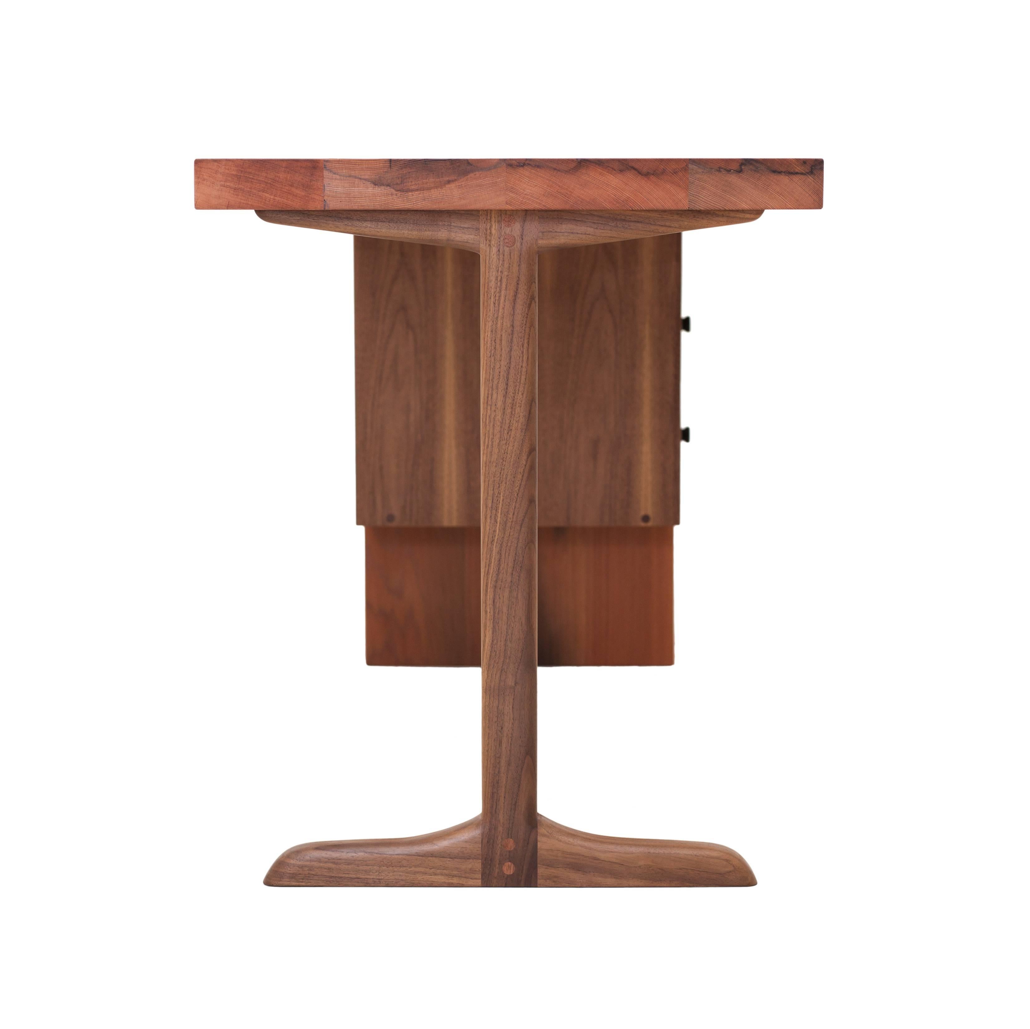 Schreibtisch aus aufgearbeitetem Wasserturmholz aus New York City, Schubladen mit handgedrehten Ebenholzgriffen (Moderne der Mitte des Jahrhunderts) im Angebot