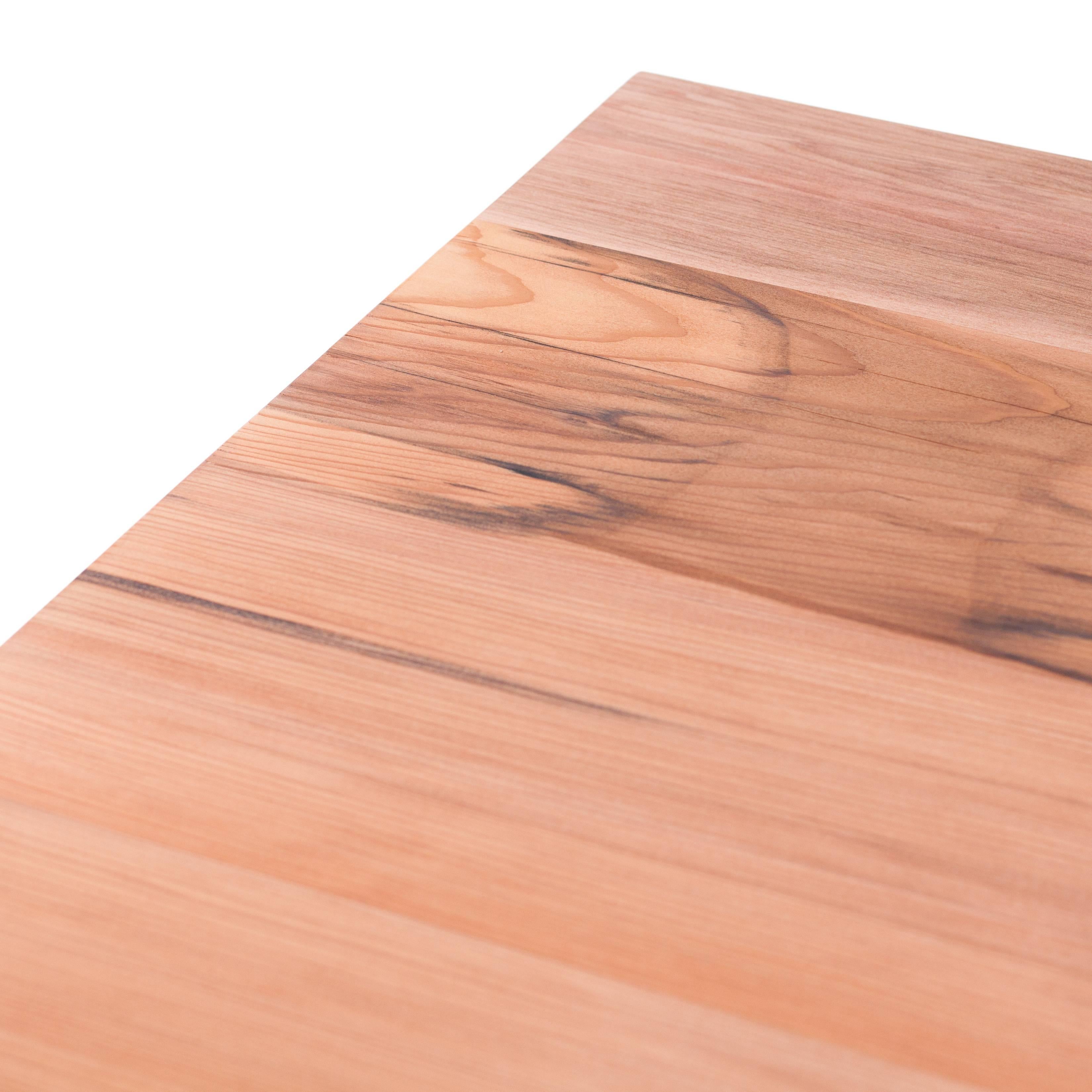 Schreibtisch aus aufgearbeitetem Wasserturmholz aus New York City, Schubladen mit handgedrehten Ebenholzgriffen (amerikanisch) im Angebot