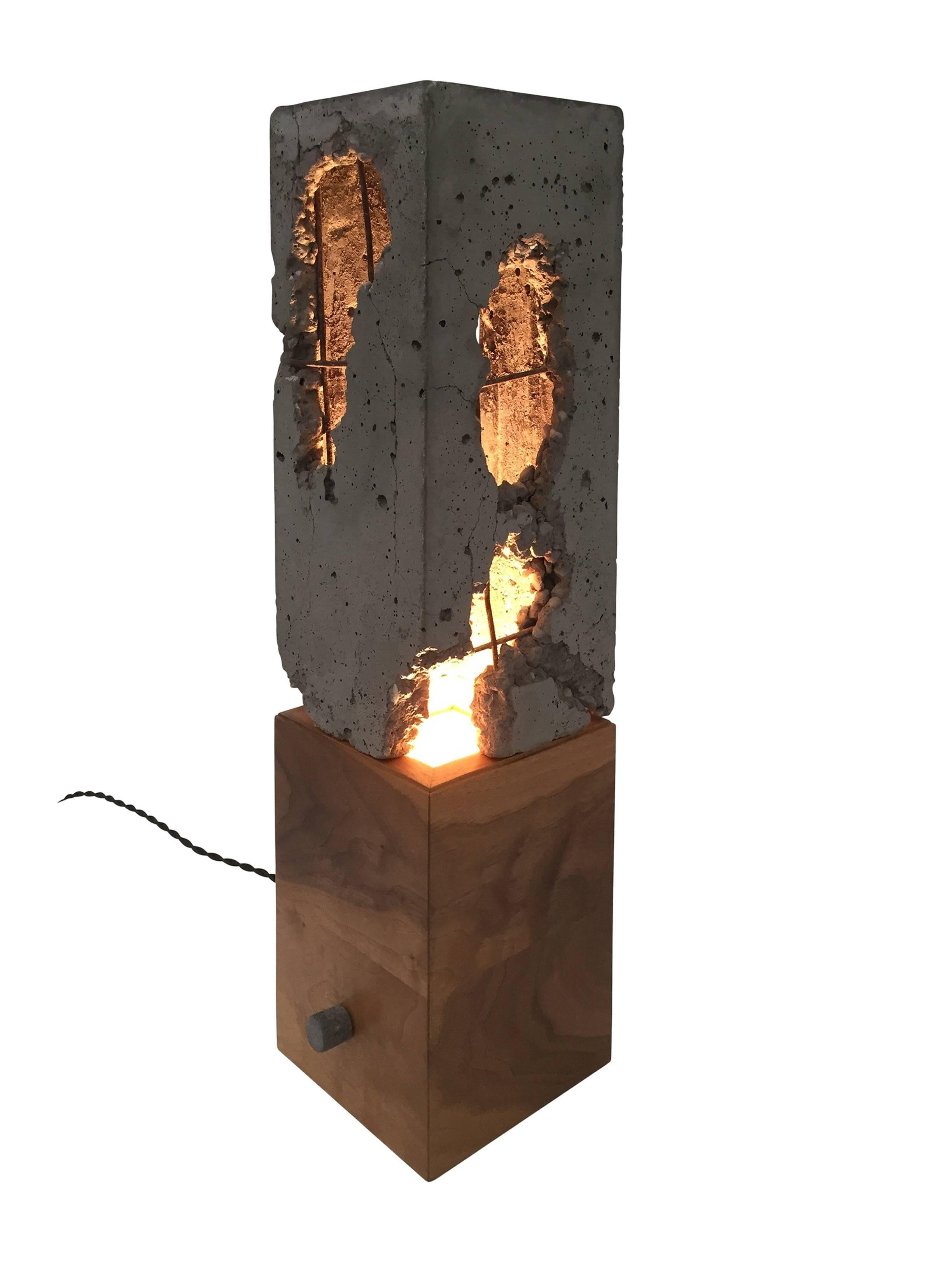 „Scarpa Light“ aus massivem Nussbaumholz oder geschwärztem Stahlgussgestell, zerbrochen (Organische Moderne) im Angebot
