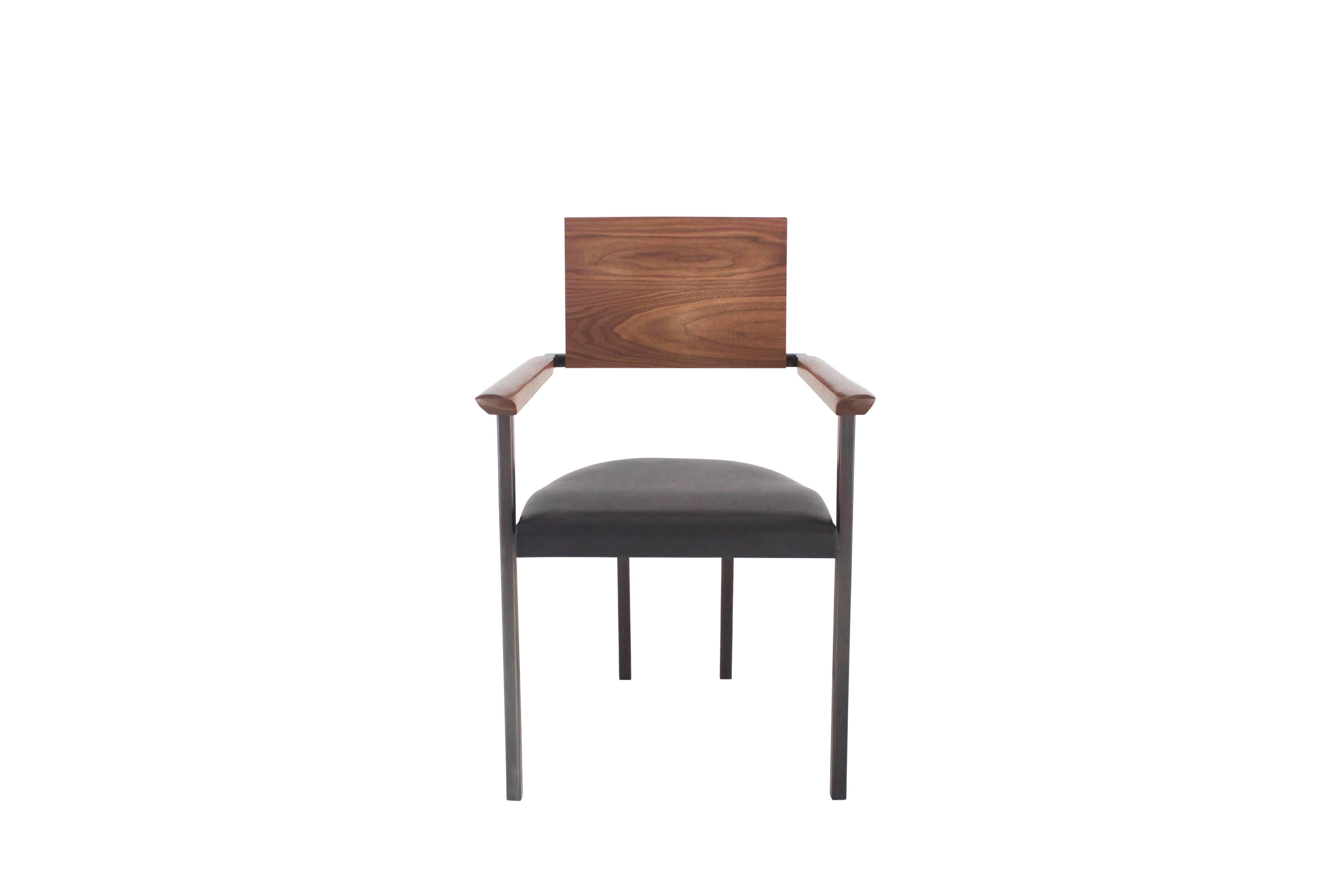 Massiv handgeformter Stuhl aus Nussbaumholz, geschwärztem Stahl und Leder „“ Gepolsterter Stahlstuhl“ (Moderne) im Angebot
