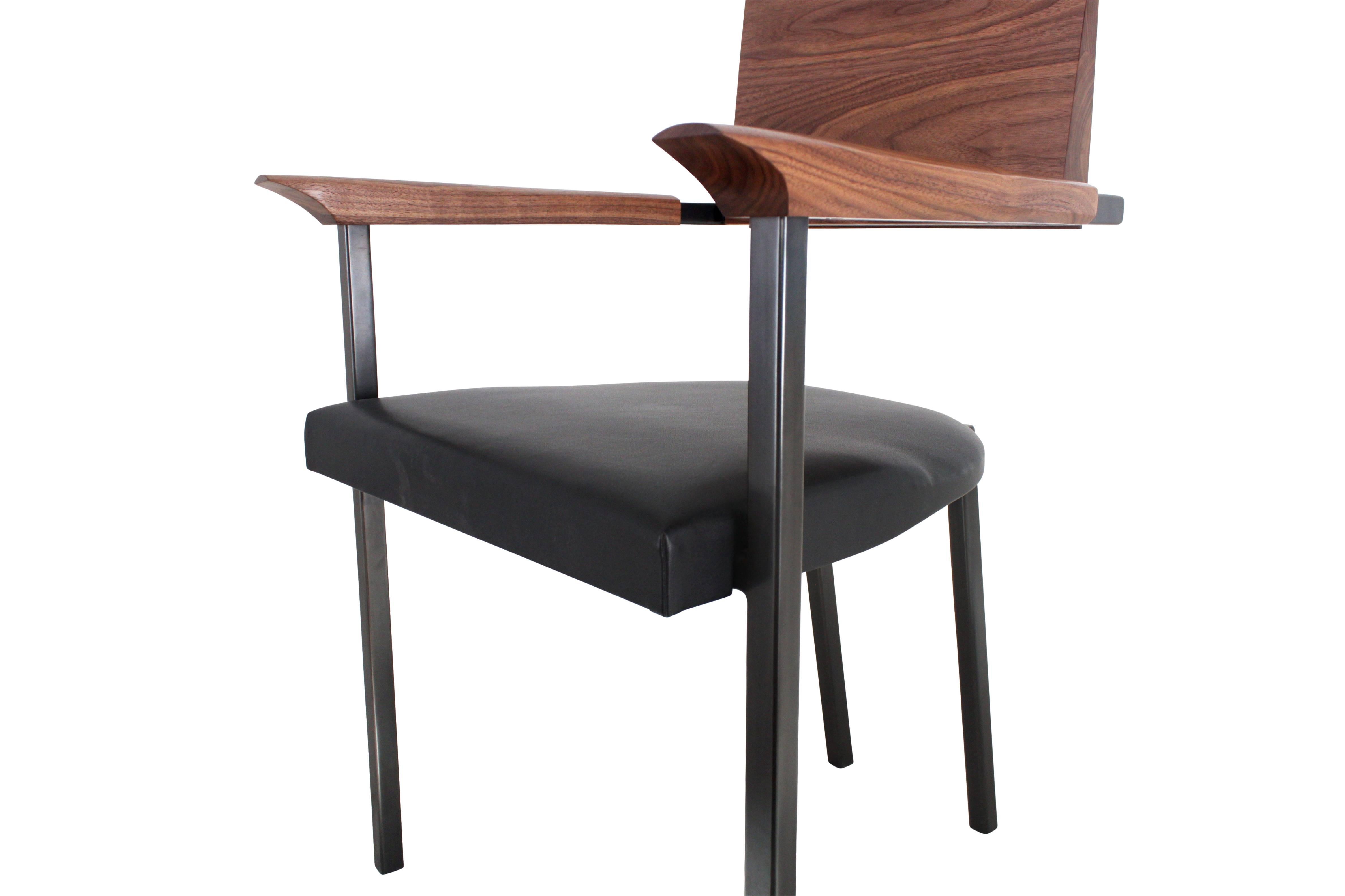 Massiv handgeformter Stuhl aus Nussbaumholz, geschwärztem Stahl und Leder „“ Gepolsterter Stahlstuhl“ (Geschwärzt) im Angebot