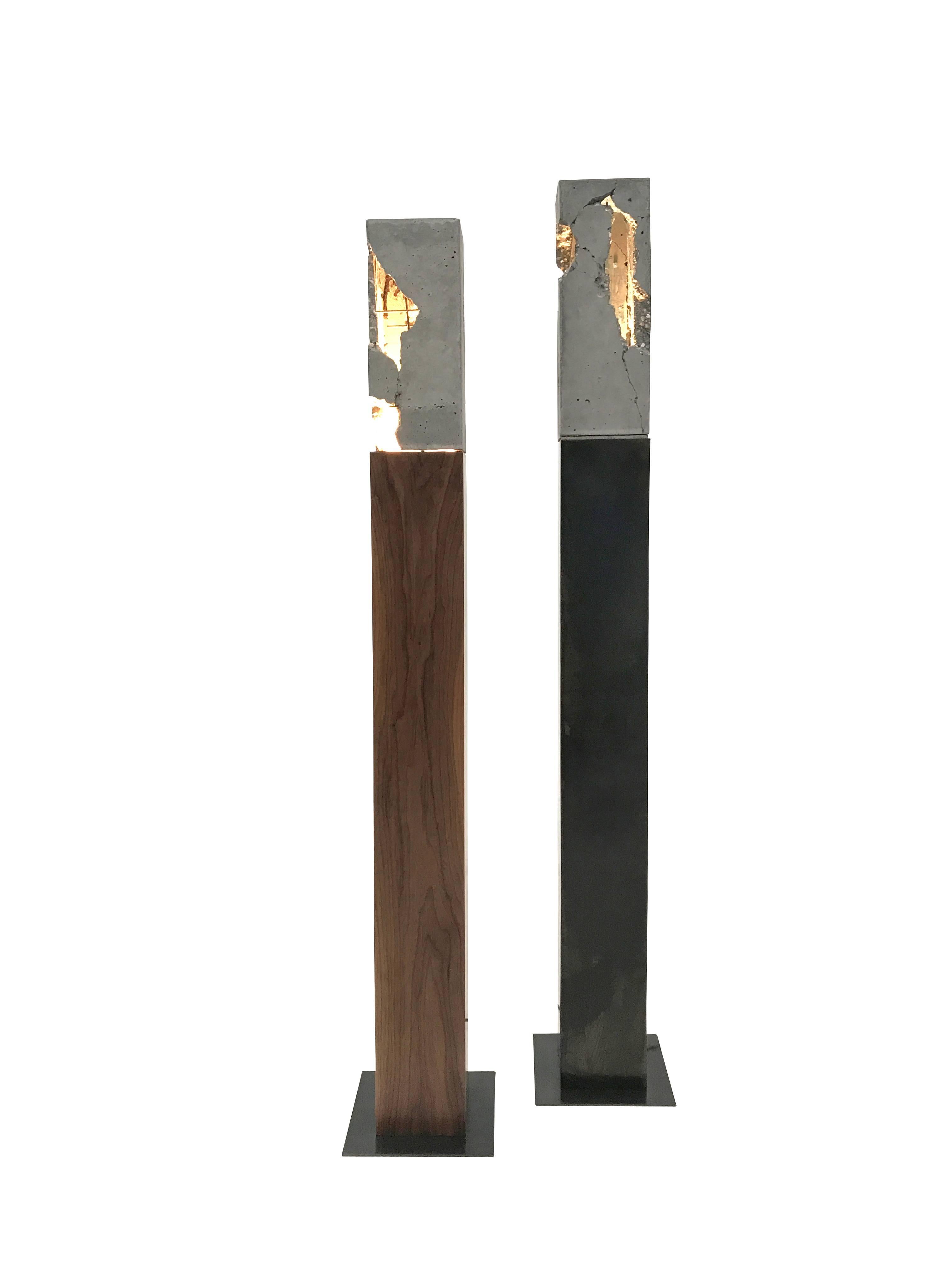 Fractured Cast-Concrete-Ständer „Scarpa Light“ „Scarpa Light“ aus Nussbaumholz oder geschwärztem Stahlsockel (Organische Moderne) im Angebot