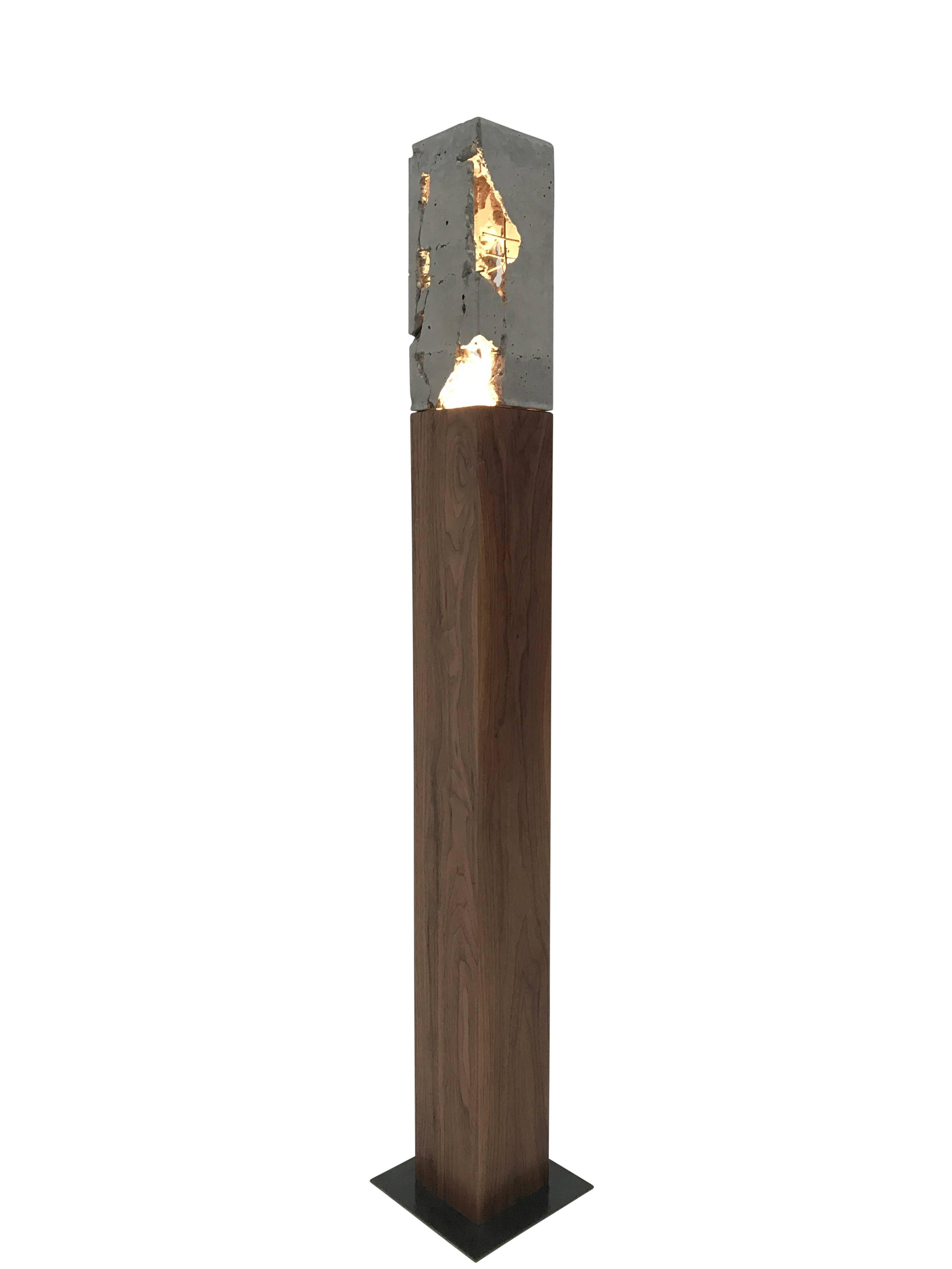 Fractured Cast-Concrete-Ständer „Scarpa Light“ „Scarpa Light“ aus Nussbaumholz oder geschwärztem Stahlsockel (21. Jahrhundert und zeitgenössisch) im Angebot