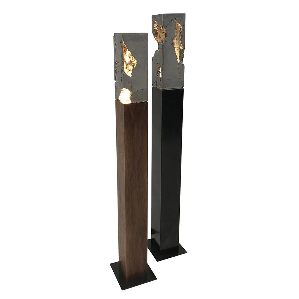 Fractured Cast-Concrete-Ständer „Scarpa Light“ „Scarpa Light“ aus Nussbaumholz oder geschwärztem Stahlsockel