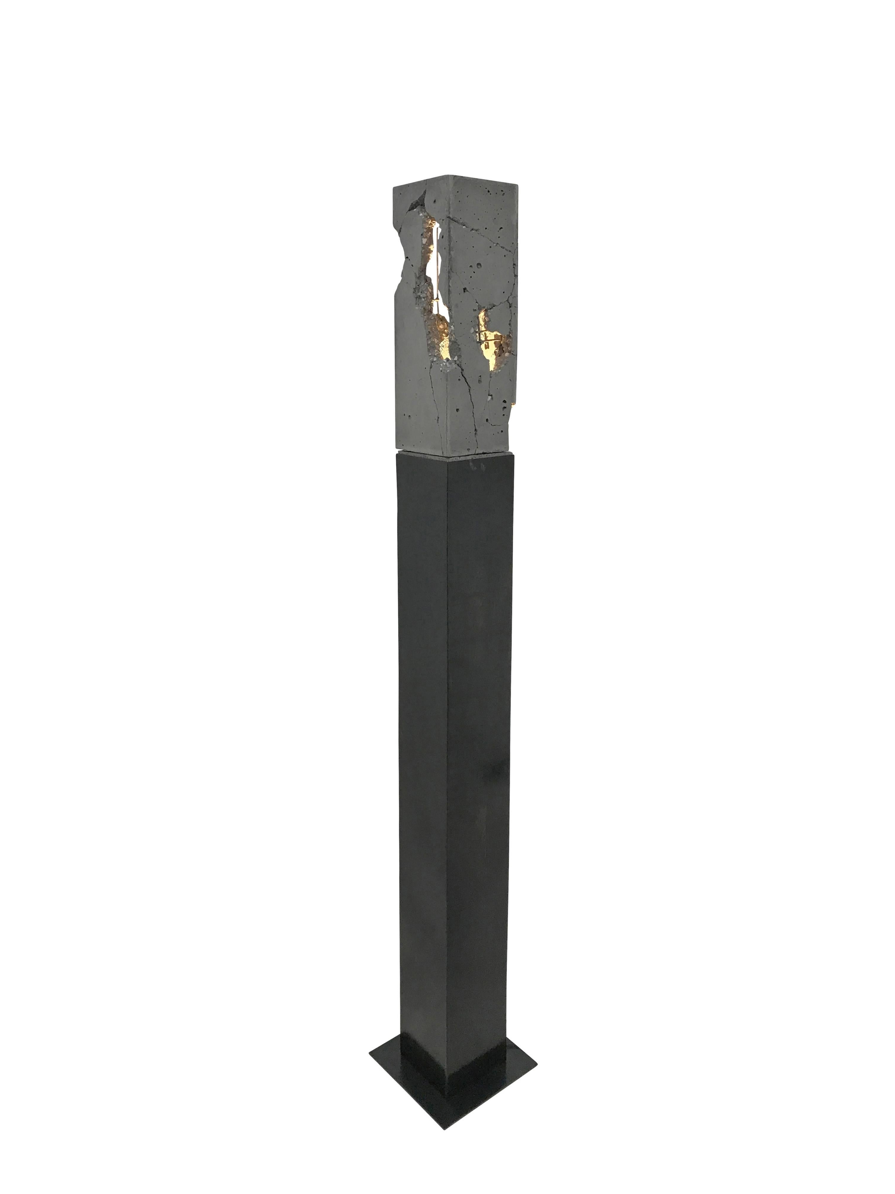 Fractured Cast-Concrete-Ständer „Scarpa Light“ „Scarpa Light“ aus Nussbaumholz oder geschwärztem Stahlsockel (amerikanisch) im Angebot