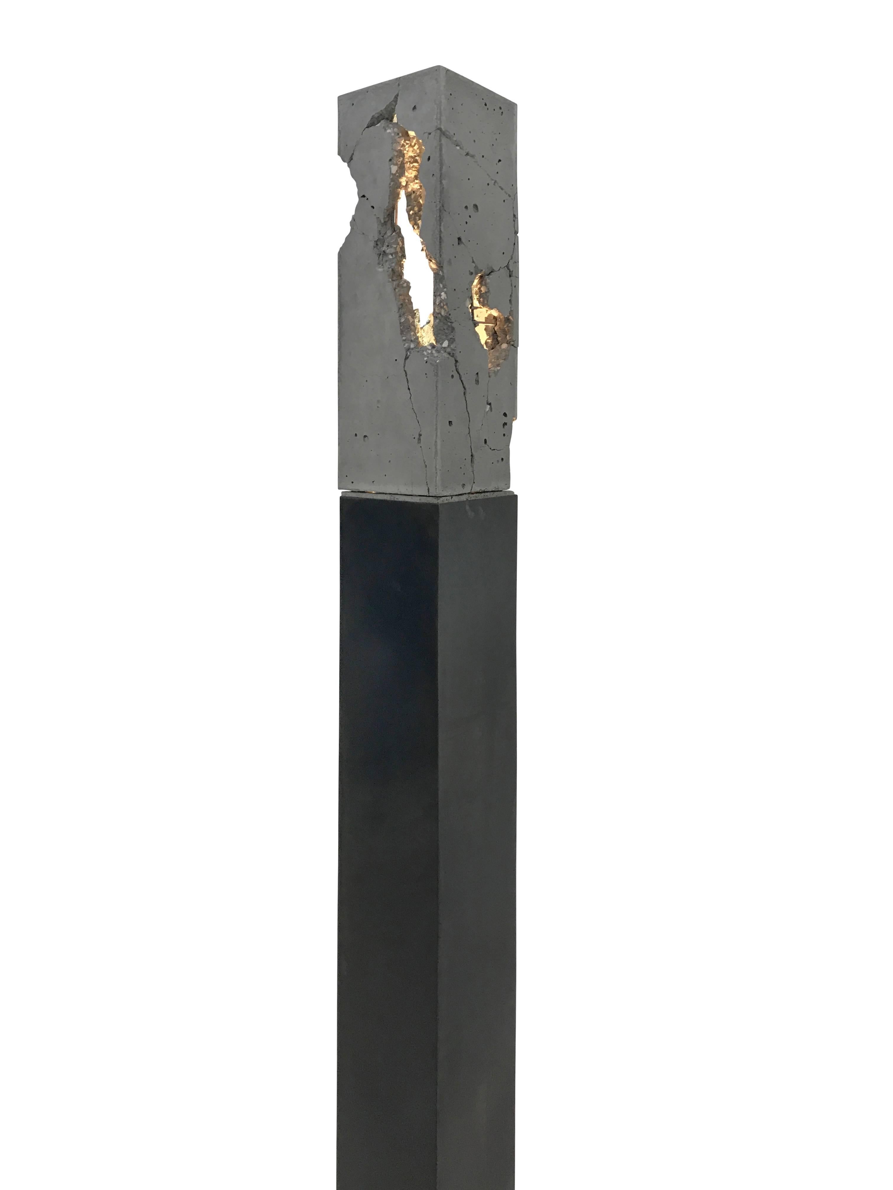 Fractured Cast-Concrete-Ständer „Scarpa Light“ „Scarpa Light“ aus Nussbaumholz oder geschwärztem Stahlsockel im Zustand „Neu“ im Angebot in Biddeford, ME
