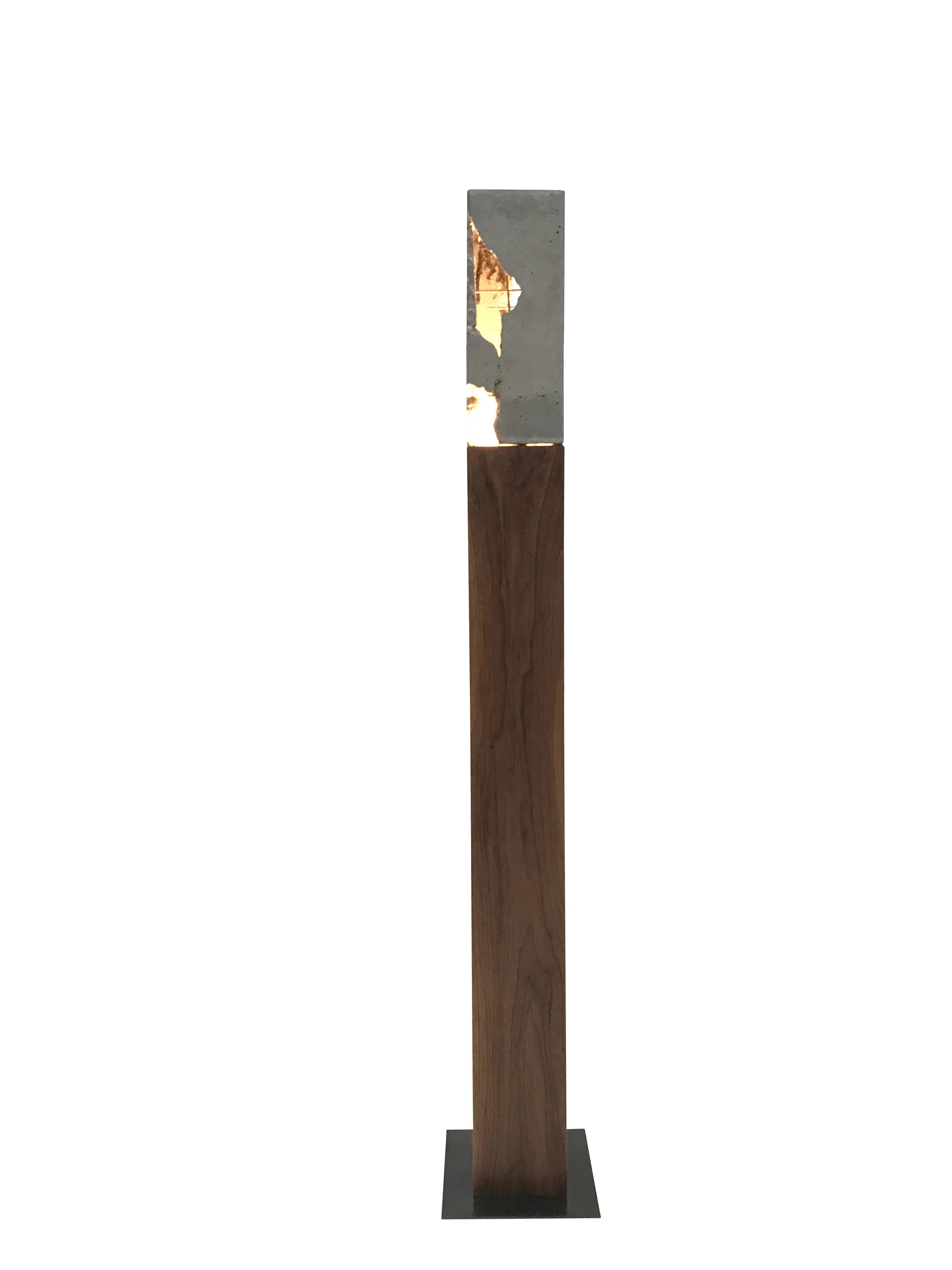 Fractured Cast-Concrete-Ständer „Scarpa Light“ „Scarpa Light“ aus Nussbaumholz oder geschwärztem Stahlsockel im Angebot 1