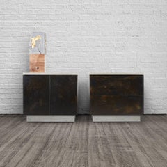 Acier patiné, béton coulé et noyer "S.O. Table d'appoint avec portes