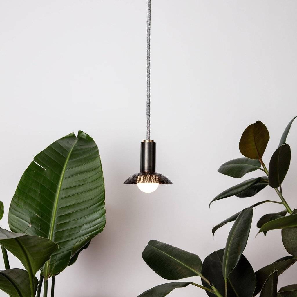 Questo piccolo ciondolo singolo presenta una mini cupola perforata da 4,5 pollici. Eccellente da solo o in un gruppo, questo piccolo ciondolo ha una grande presenza. In ottone annerito, disponibile in tutte le finiture Allied Maker. 