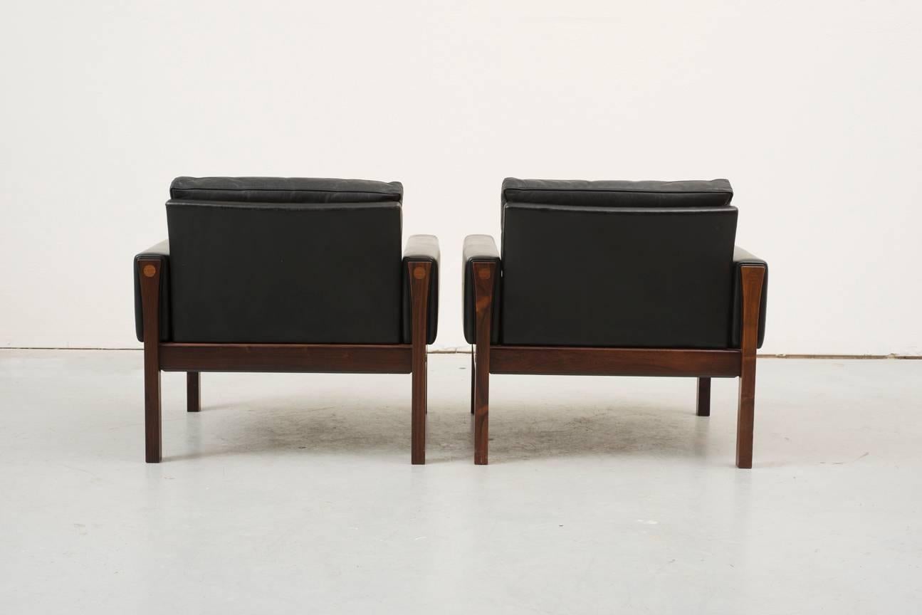 Hans Wegner Pair of AP-62 Chairs in Rosewood and Leather In Good Condition In Sylacauga, AL