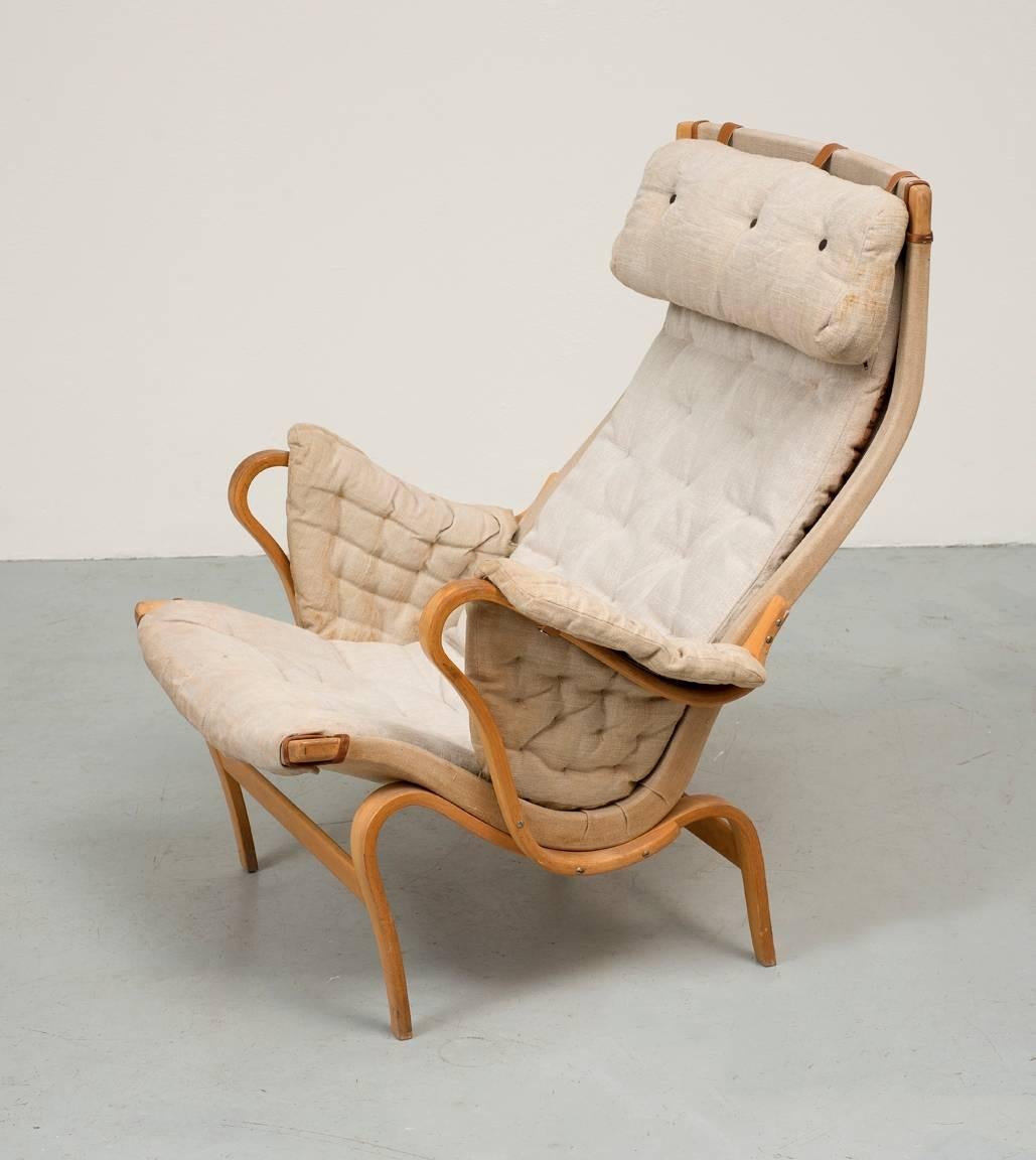 A bentwood lounge chair by Bruno Mathsson in birch and original natural canvas.