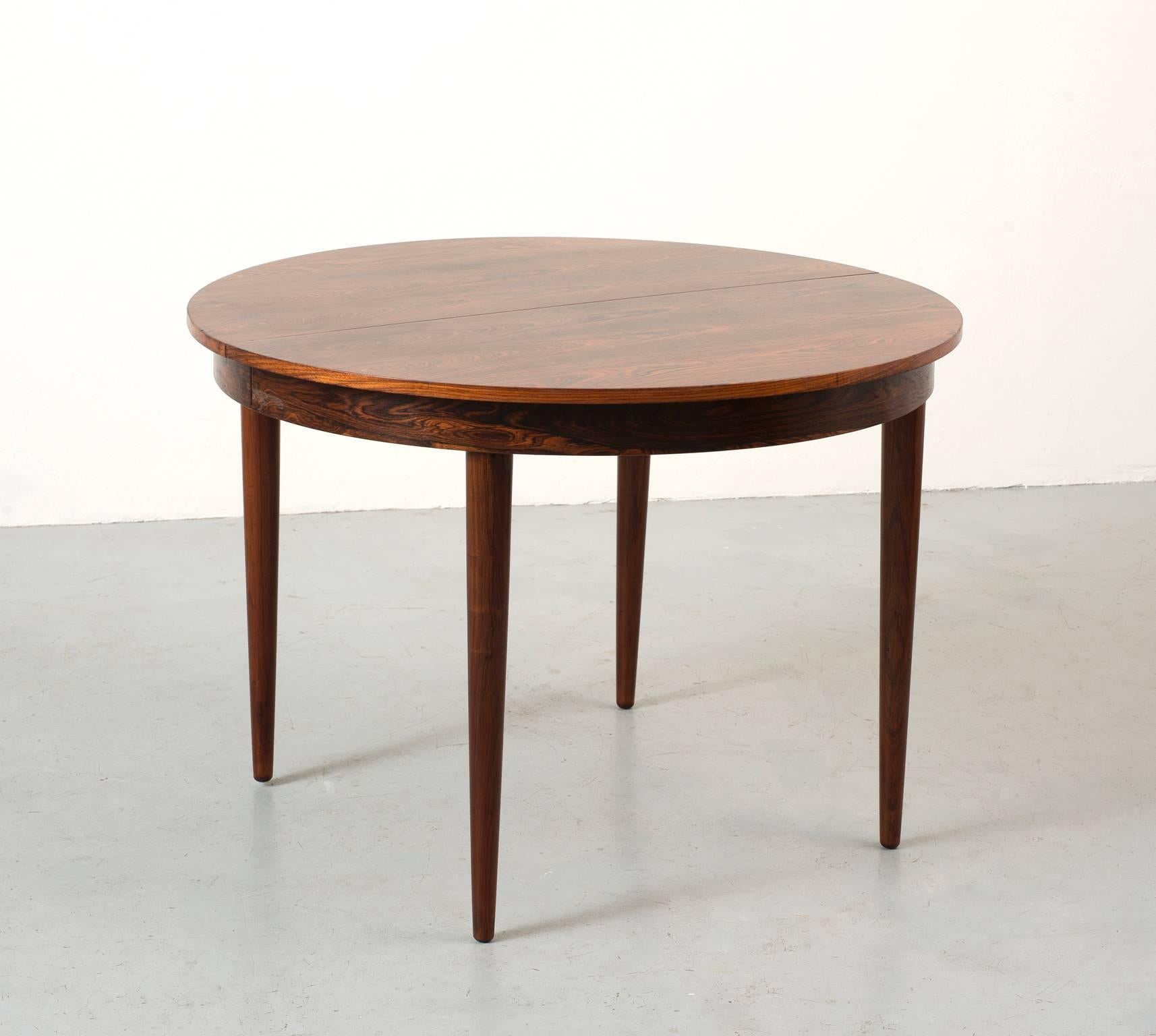 An elegant dining by Hans Olsen in bookmatched rosewood for Frem Rojle, circa 1962.

Table measures 61.75 inches when fully extended.