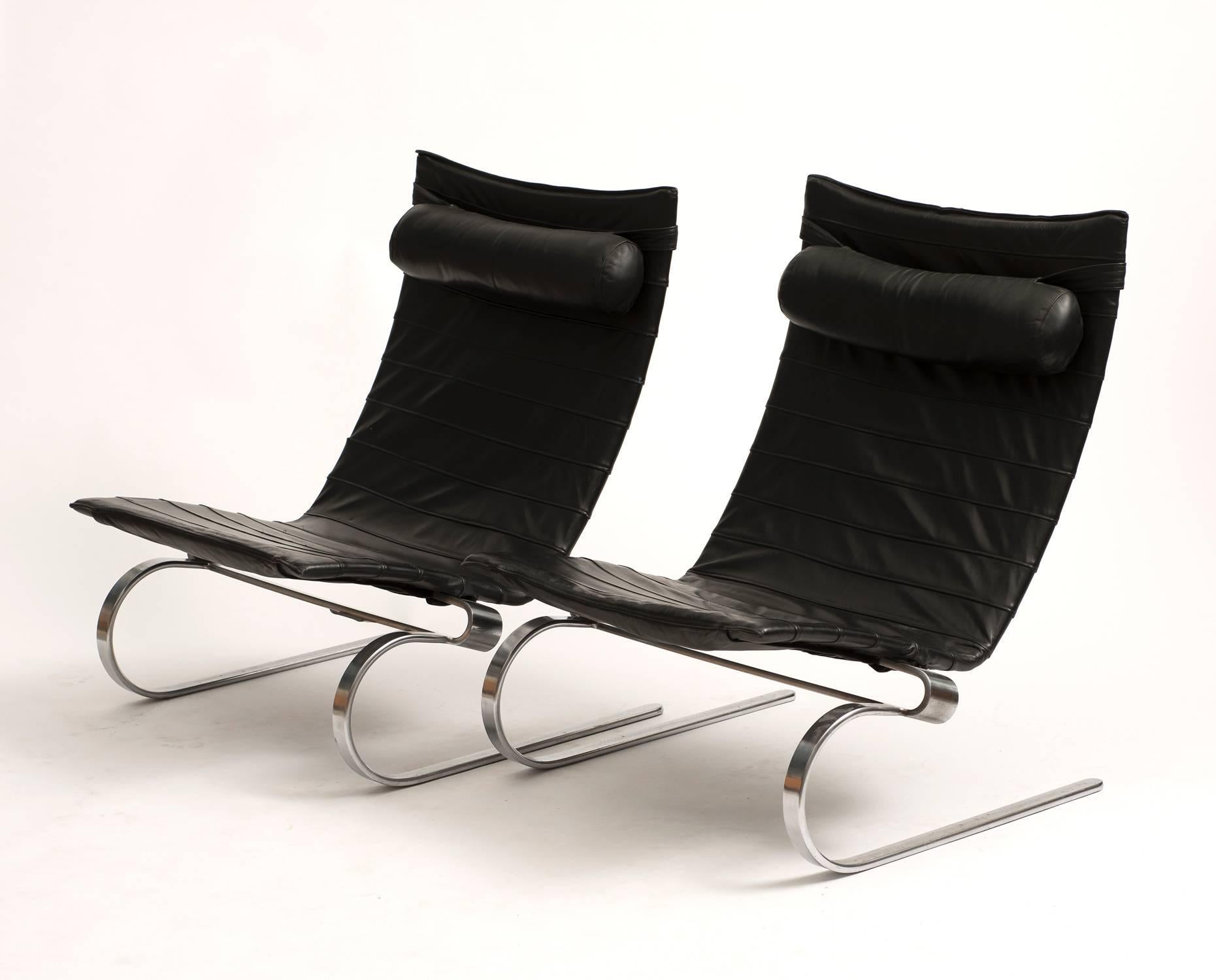 Ein Paar PK20 Lounge-Sessel aus schwarzem Leder und Chrom von Poul Kjærholm, Dänemark. Diese 1968 entworfenen Exemplare wurden von Fritz Hansen in den 1980er Jahren hergestellt.