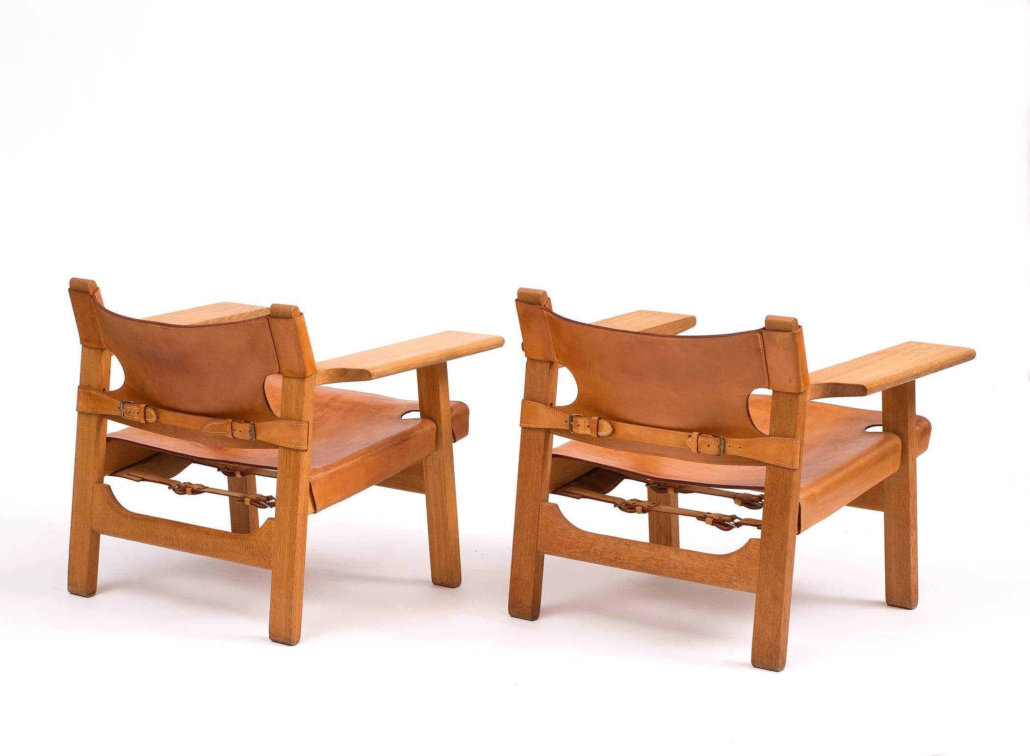 A pair of Spanish chairs by Borge Mogensen designed in 1958 for Fredericia Stolefabrik in Denmark. In oak and cognac leather.
