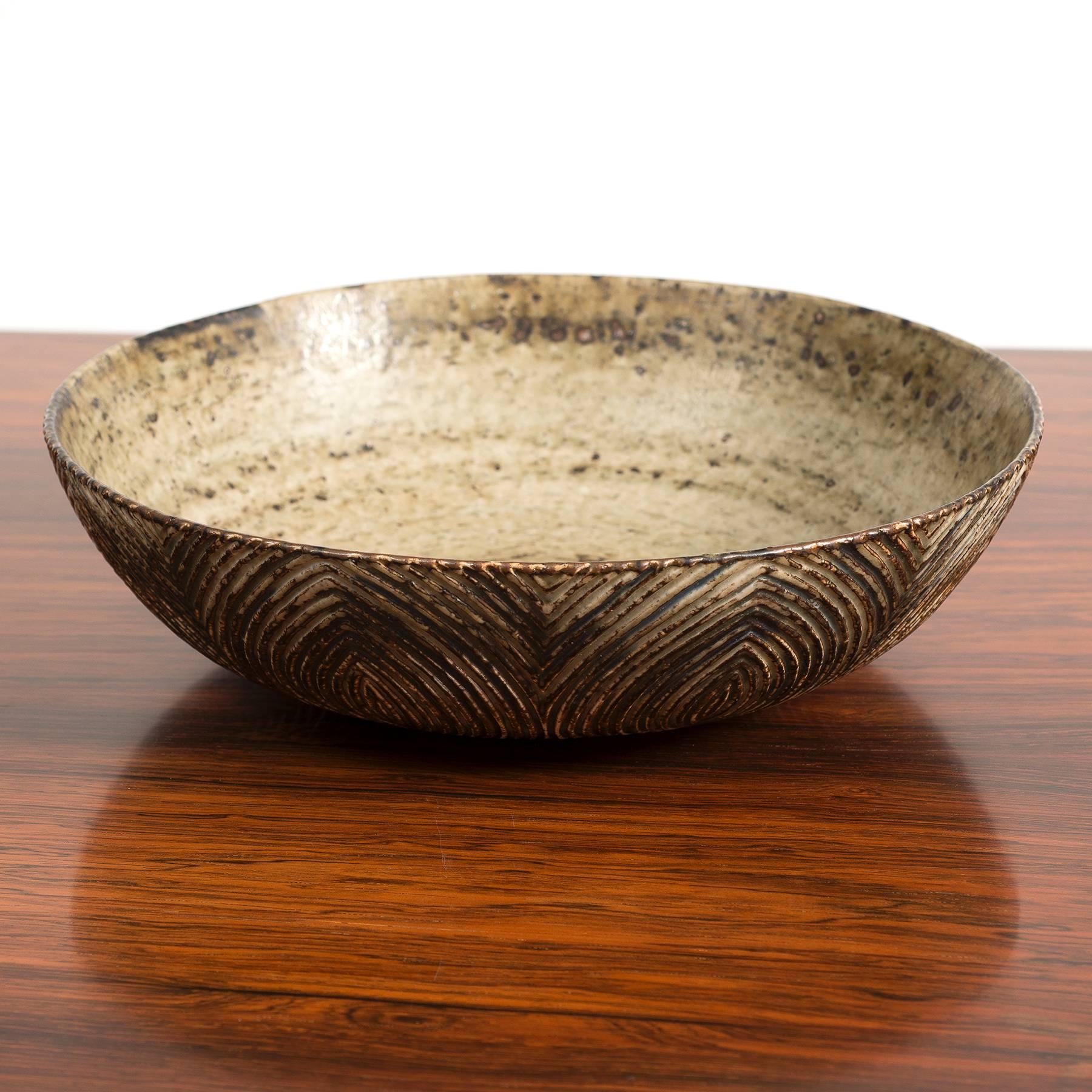 A large stoneware bowl with organic, carved line pattern and sung glaze by Axel Salto for Royal Copenhagen, Denmark, 1940s. Signed SALTO 20722.