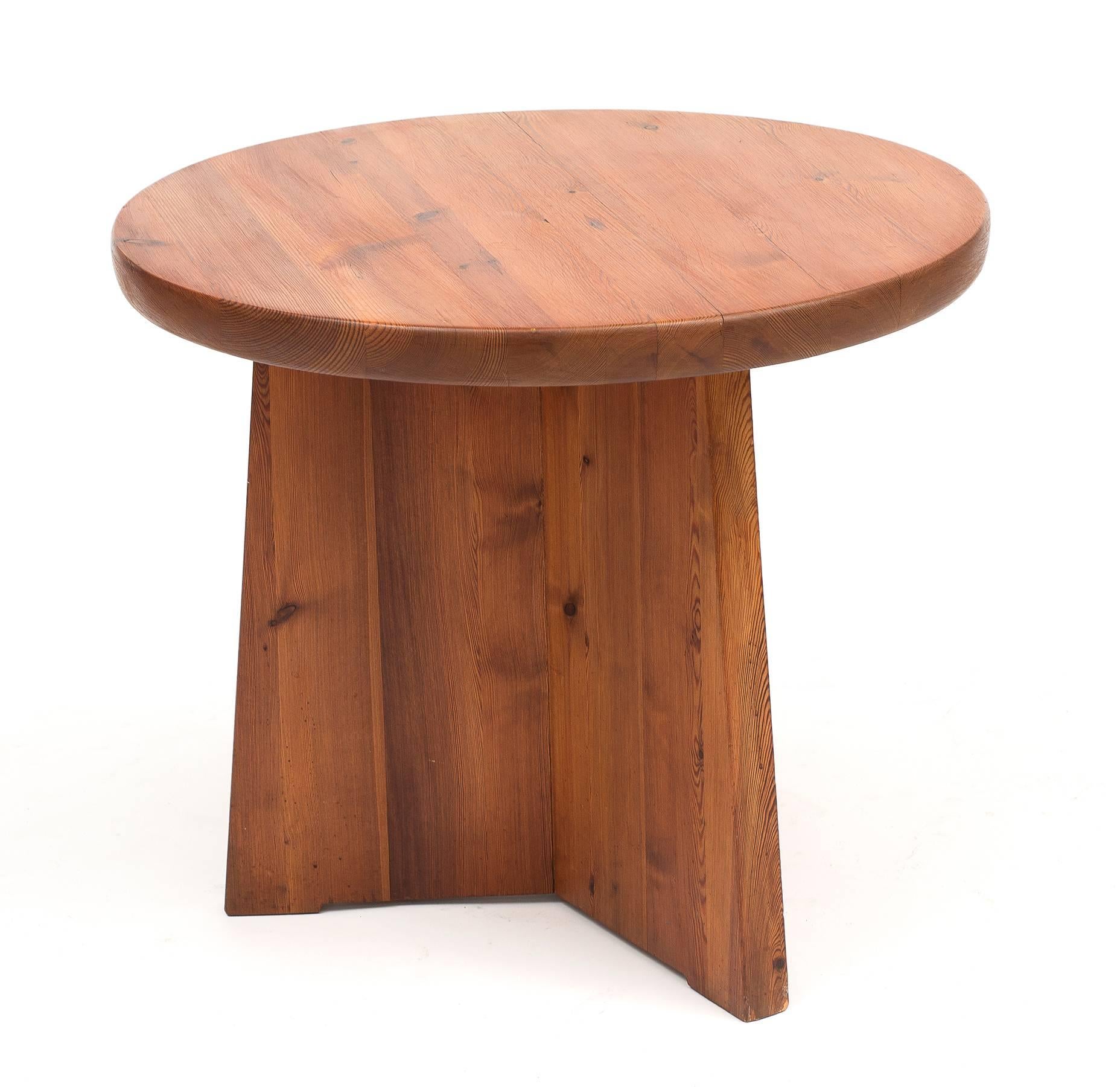 A circular Lovo coffee table of solid pine by Axel Einar Hjorth, for NK, Sweden, 1930s.