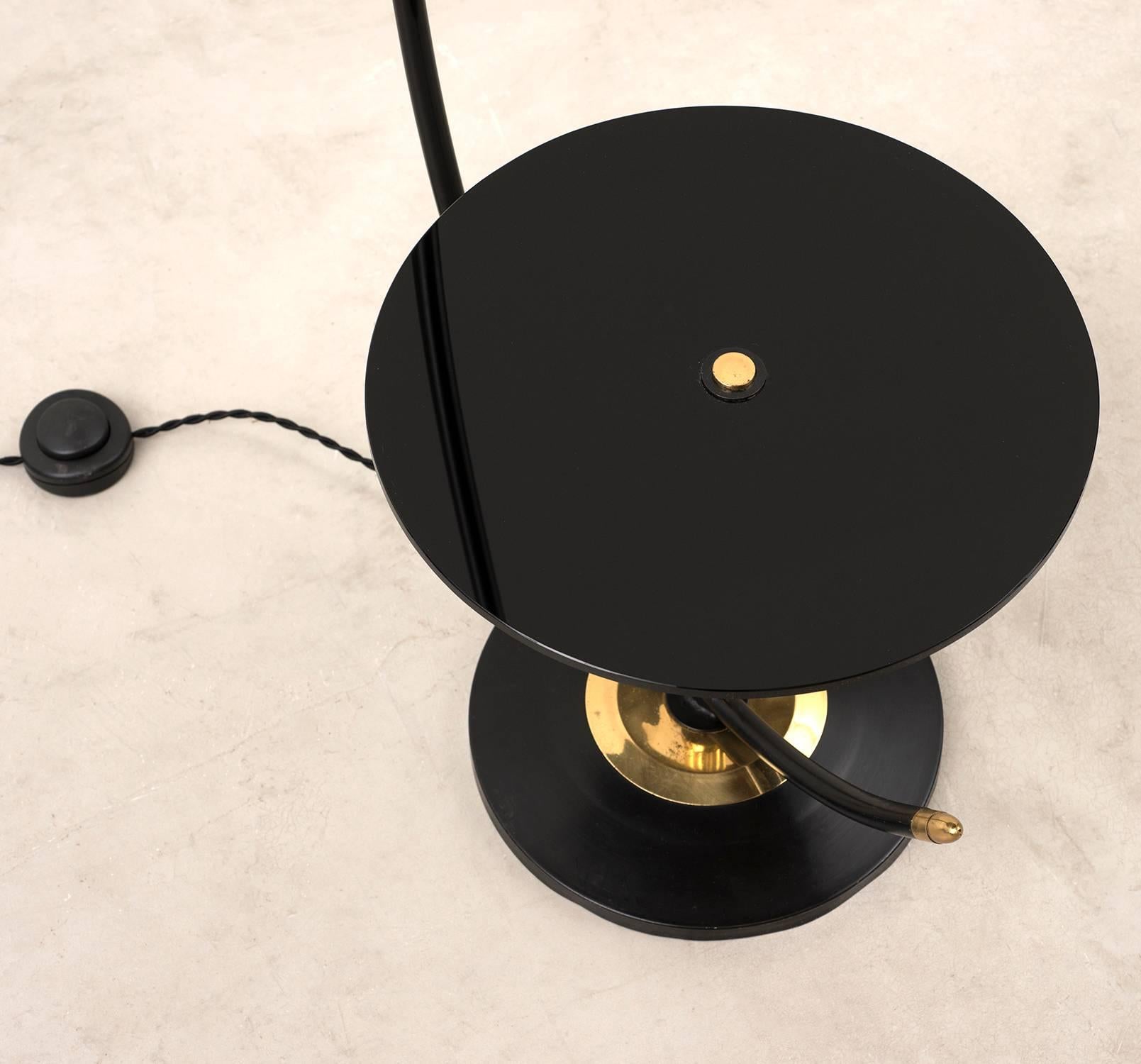 French Floor Lamp in Brass and Black Lacquer with Etched Glass Diffusers, 1950s For Sale 2