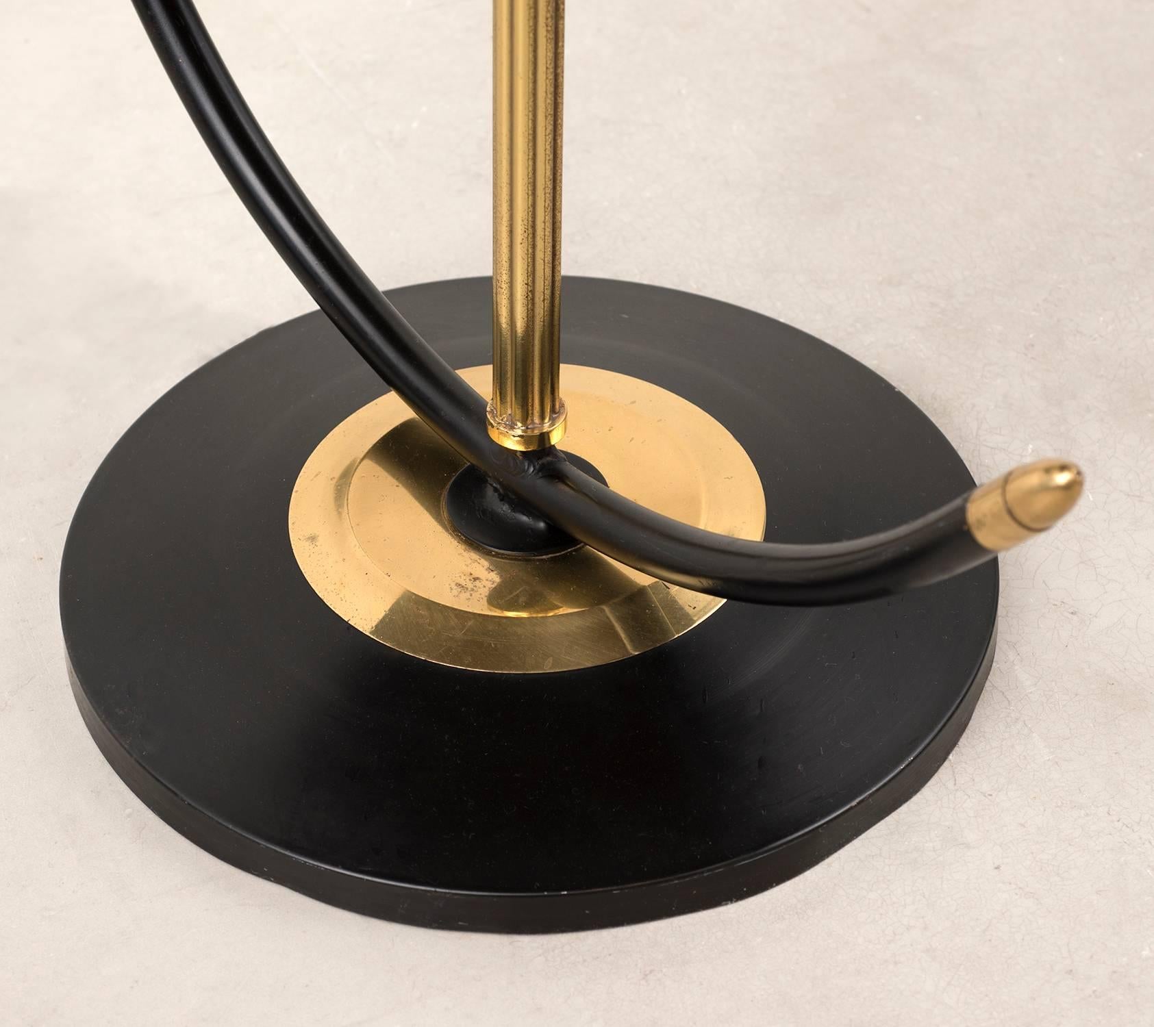 French Floor Lamp in Brass and Black Lacquer with Etched Glass Diffusers, 1950s For Sale 4