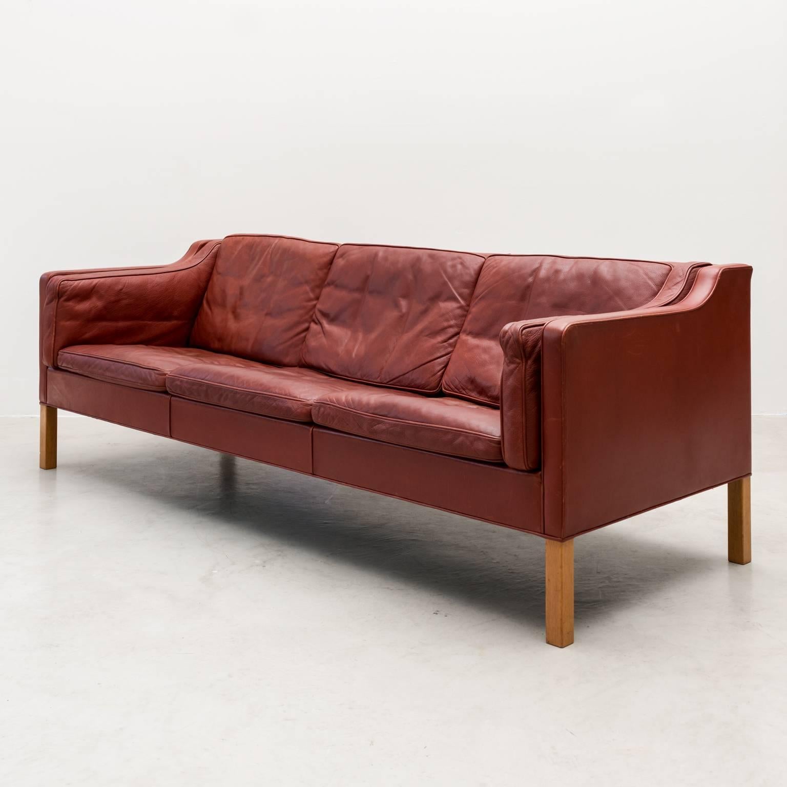 A lovely three-seat sofa model 2213 by Børge Mogensen for Fredericia. In cognac leather with oak legs, Denmark, 1962.