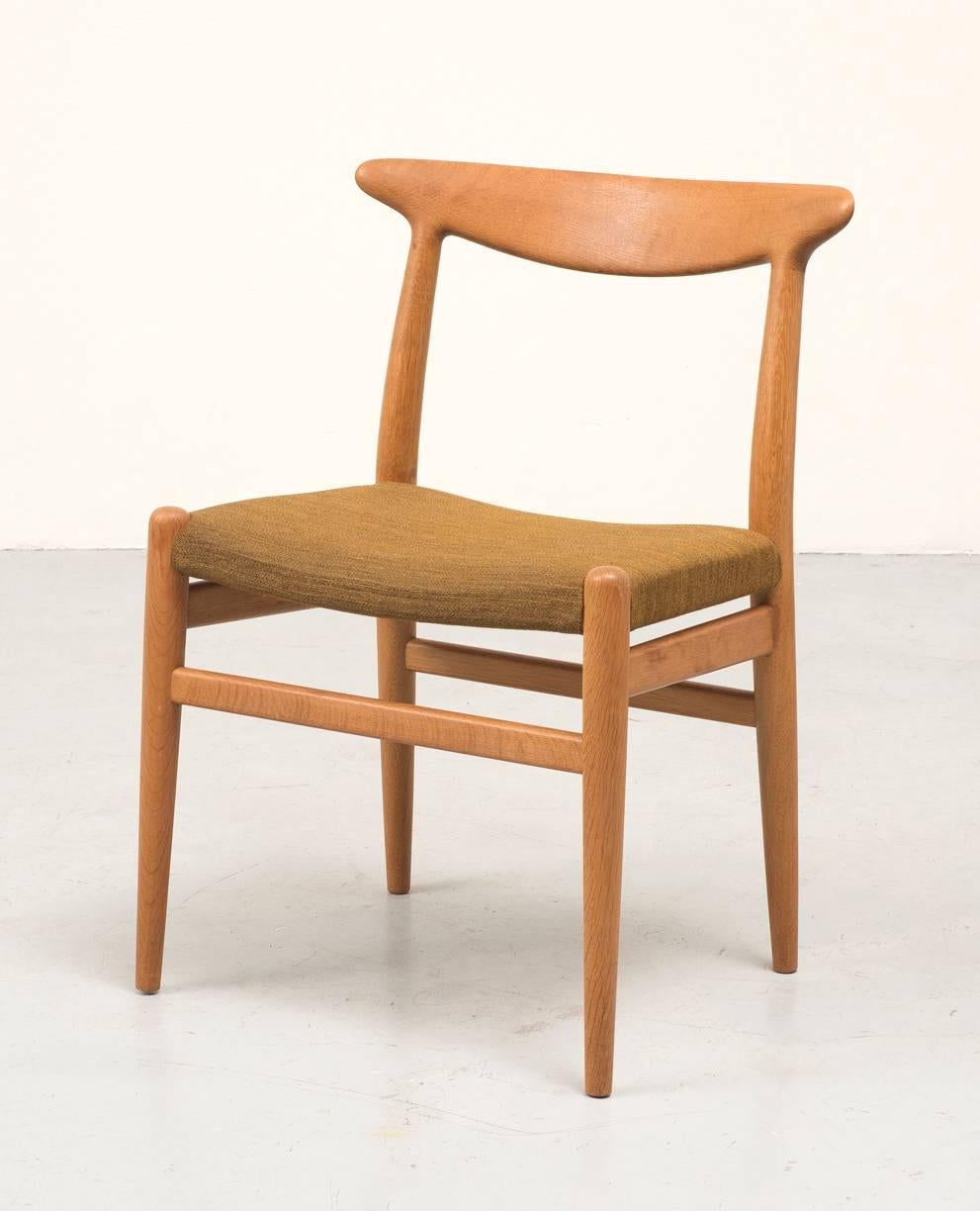 Scandinavian Modern Set of Eight Dining Chairs Model W2 in Teak by Hans Wegner