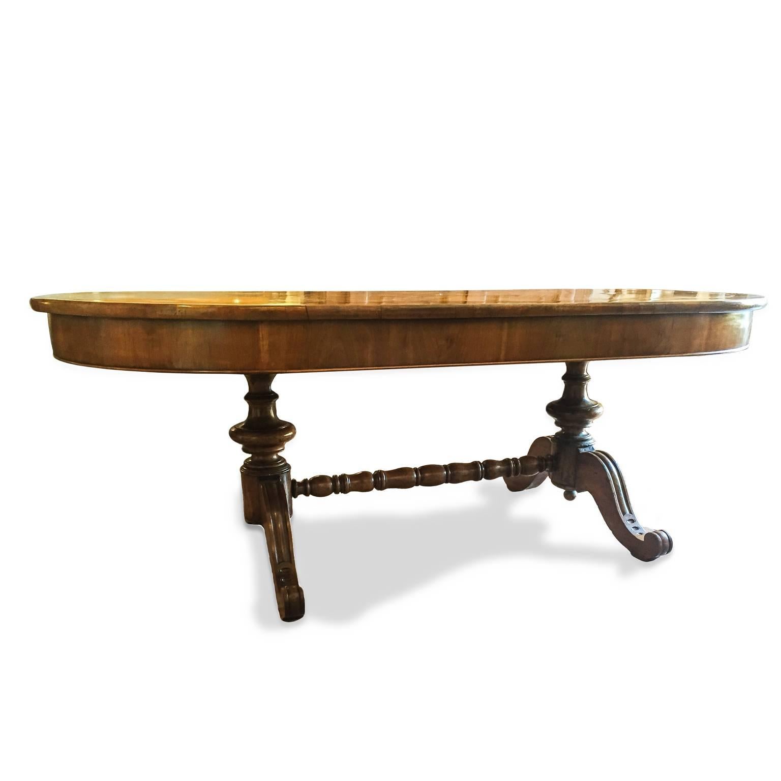Mid-19th Century Italian Walnut Dining Center Table with Wide Oval Veneered Top In Good Condition In Milan, IT