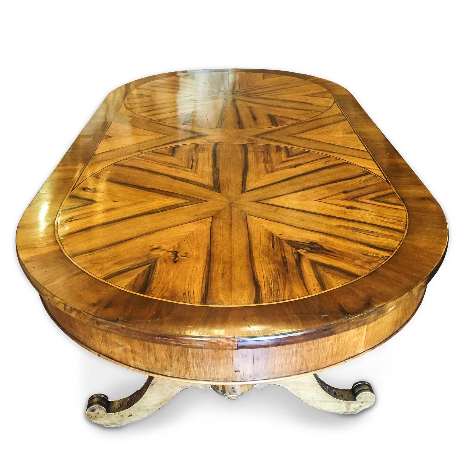 Mid-19th century Italian walnut oval table, or conference center table, with a great maple and walnut veneered and inlaid large top. 
The maple and walnut veneer is placed with geometrical patterns, to form elegant opposite chiaroscuro contrasts