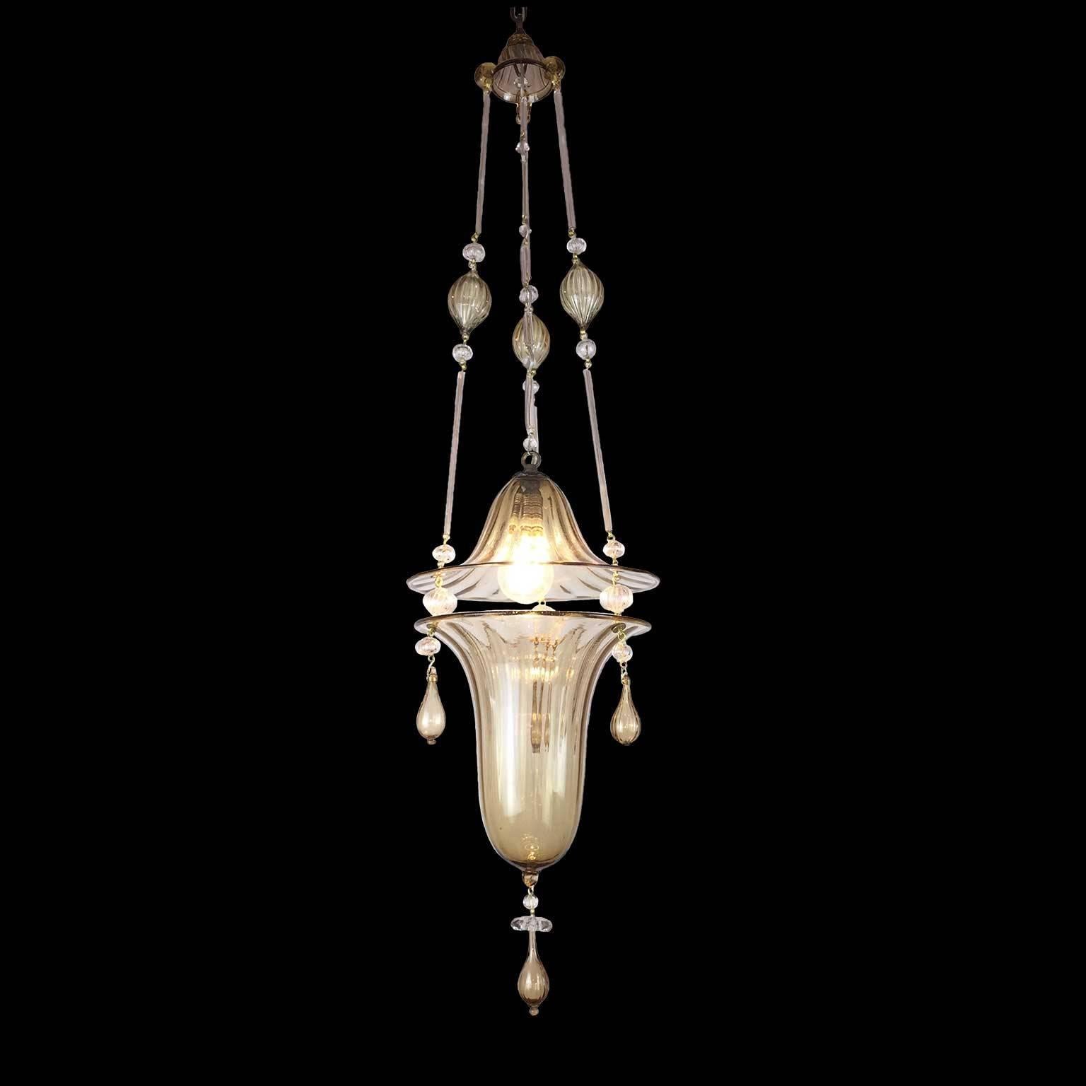Antique Venetian Murano amber blown glass one-light pendant dating back to the first half 1900, this elegant vertical structure reminds an earliest antique oil lantern.
In good condition, except a light felure in the first upper bowl, see image