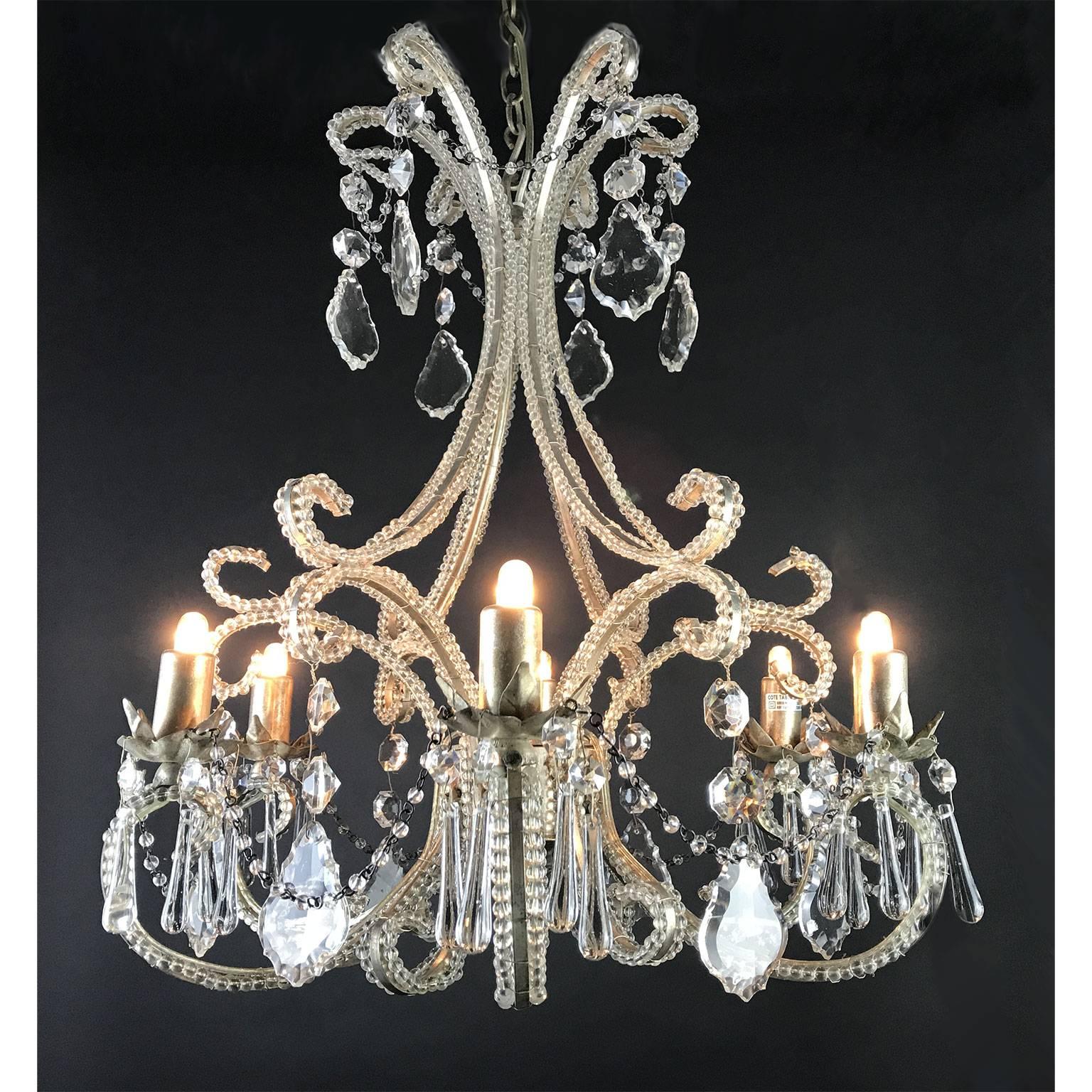 20th century Italian beaded crystal six-light basket chandelier, a lovely and romantic chandelier squared brass structure, with silvered finish.
Six curved double beaded crystals arms ending with original flower shaped silvered brass bobeiges. Arms
