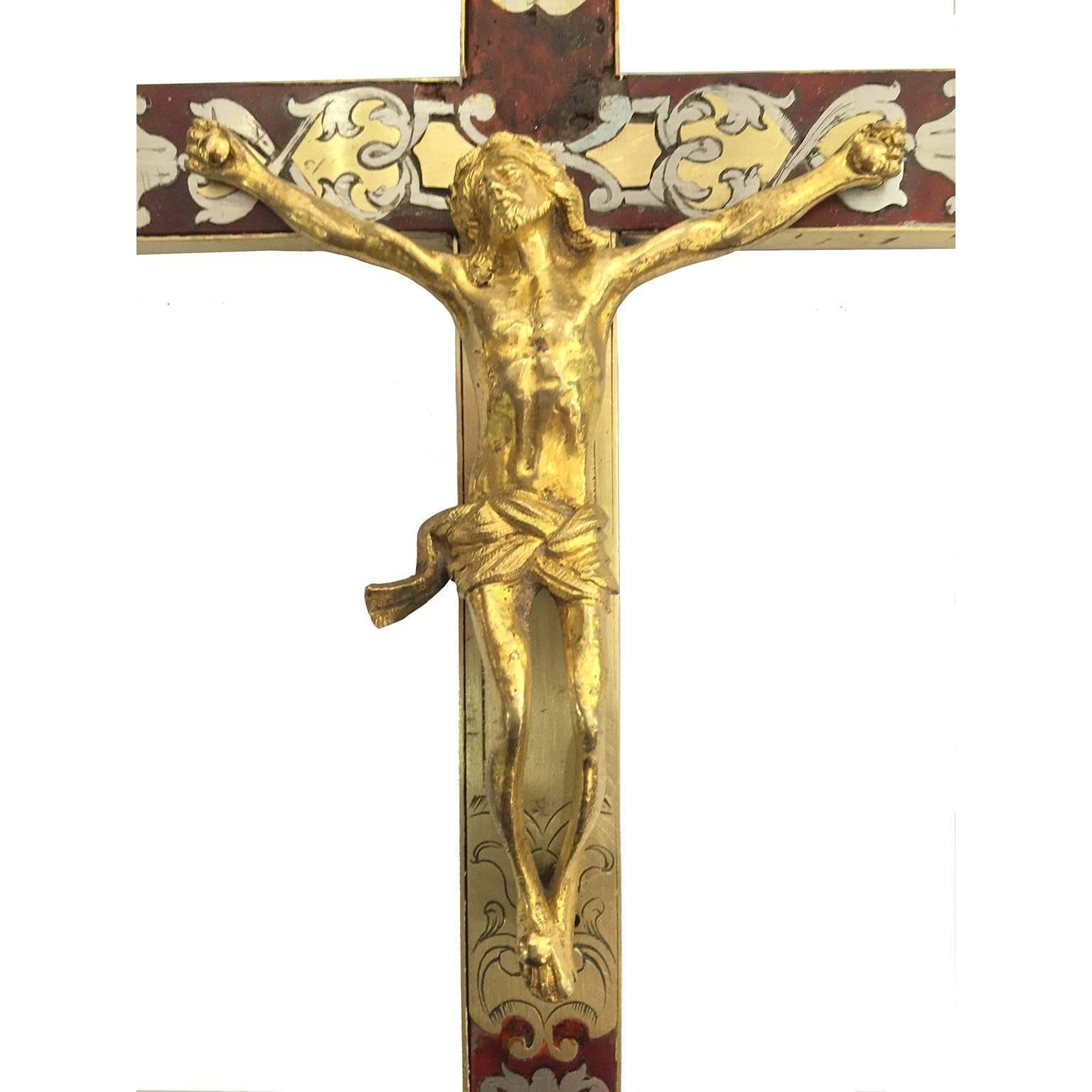 18th century Italian Grand Tour cast gilt bronze crucifix with inlaid tortoiseshell boulle style cross, finely decorated with brass and zinc inlays, a memento skull at the base and INRI plate placed on the cross top. The workmanship of this Italian