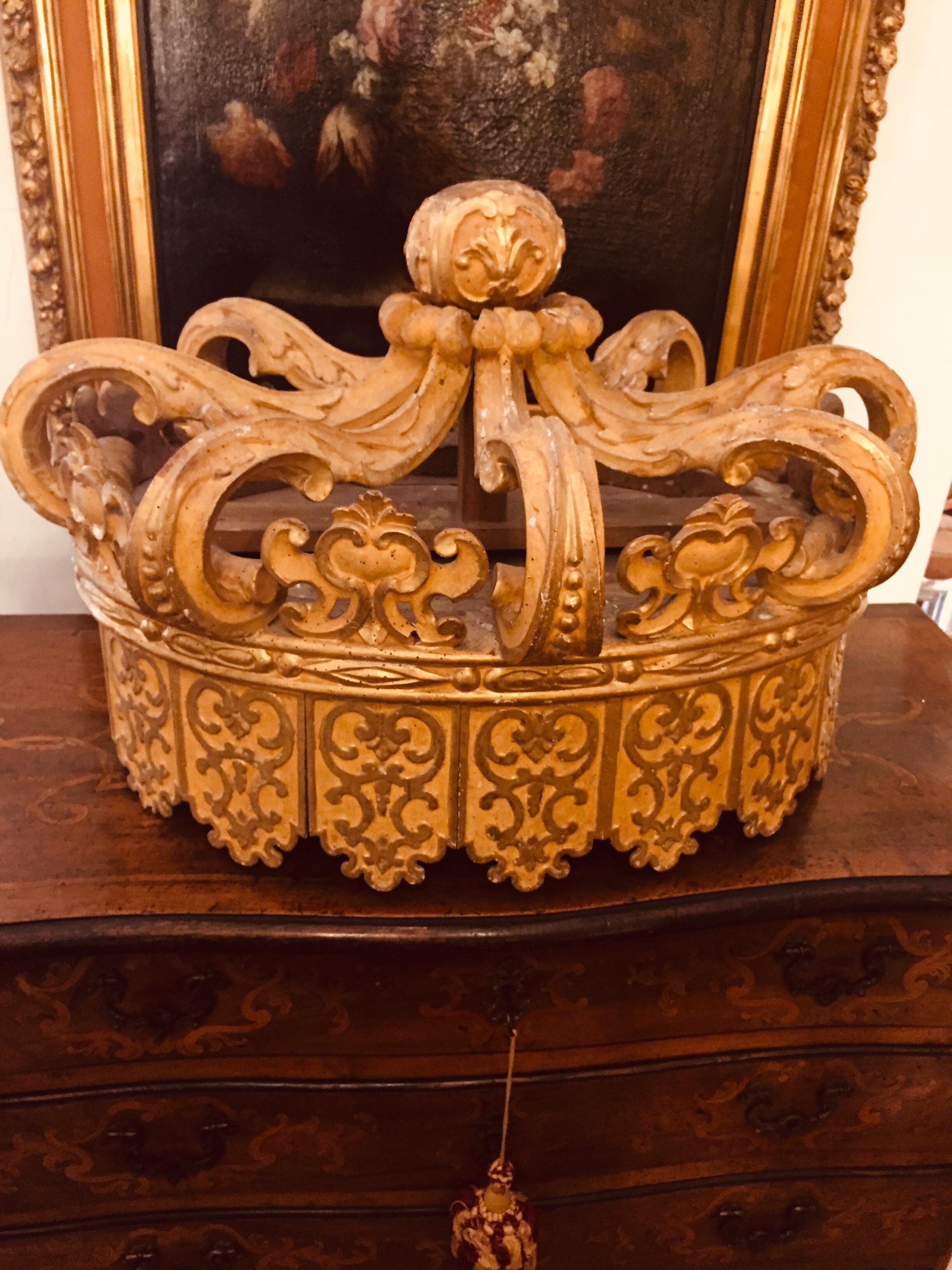 Italian Early 18th Century Louis XIV Giltwood Crown-Shaped Bed Canape 1