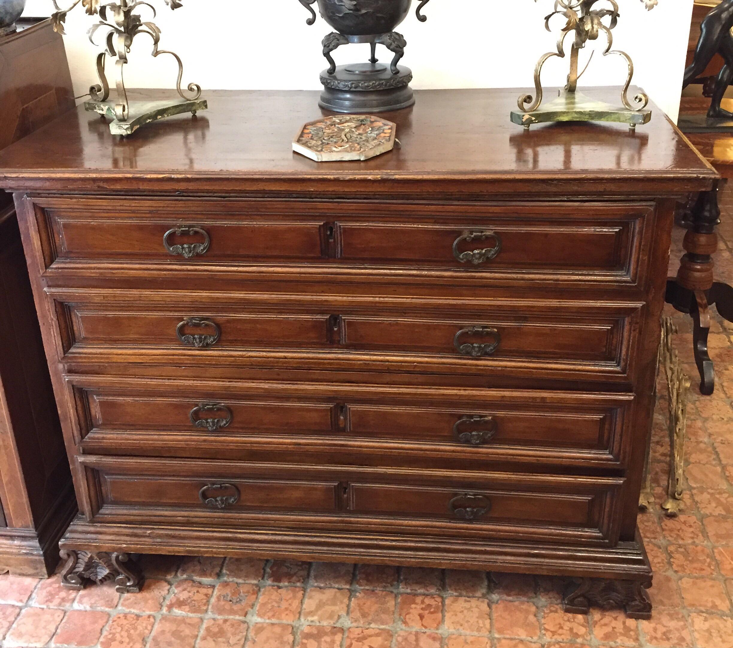 Northern Italian Baroque Walnut Commode 18th Century Chest of Four Drawers In Good Condition In Milan, IT