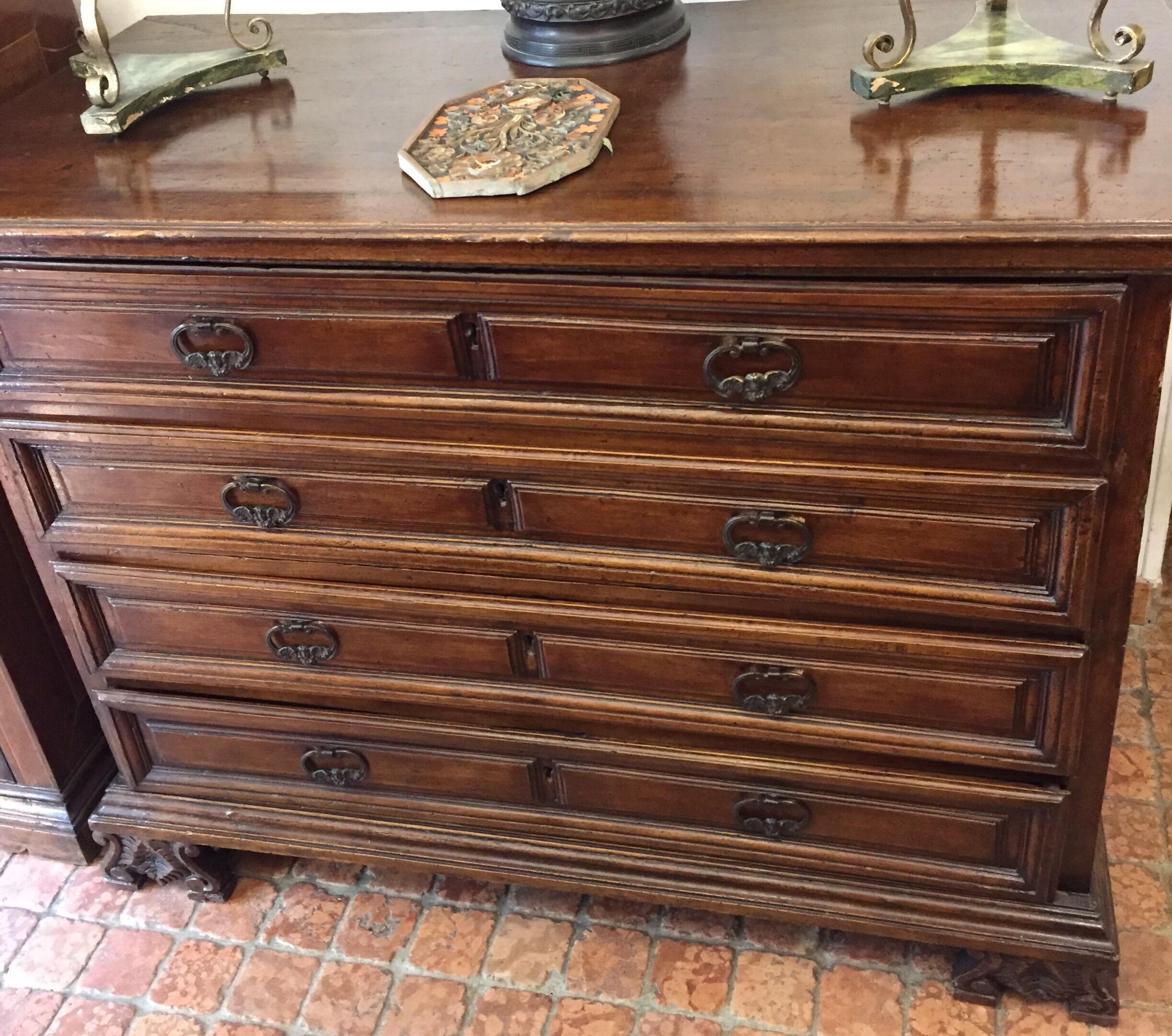 Northern Italian Baroque Walnut Commode 18th Century Chest of Four Drawers 12