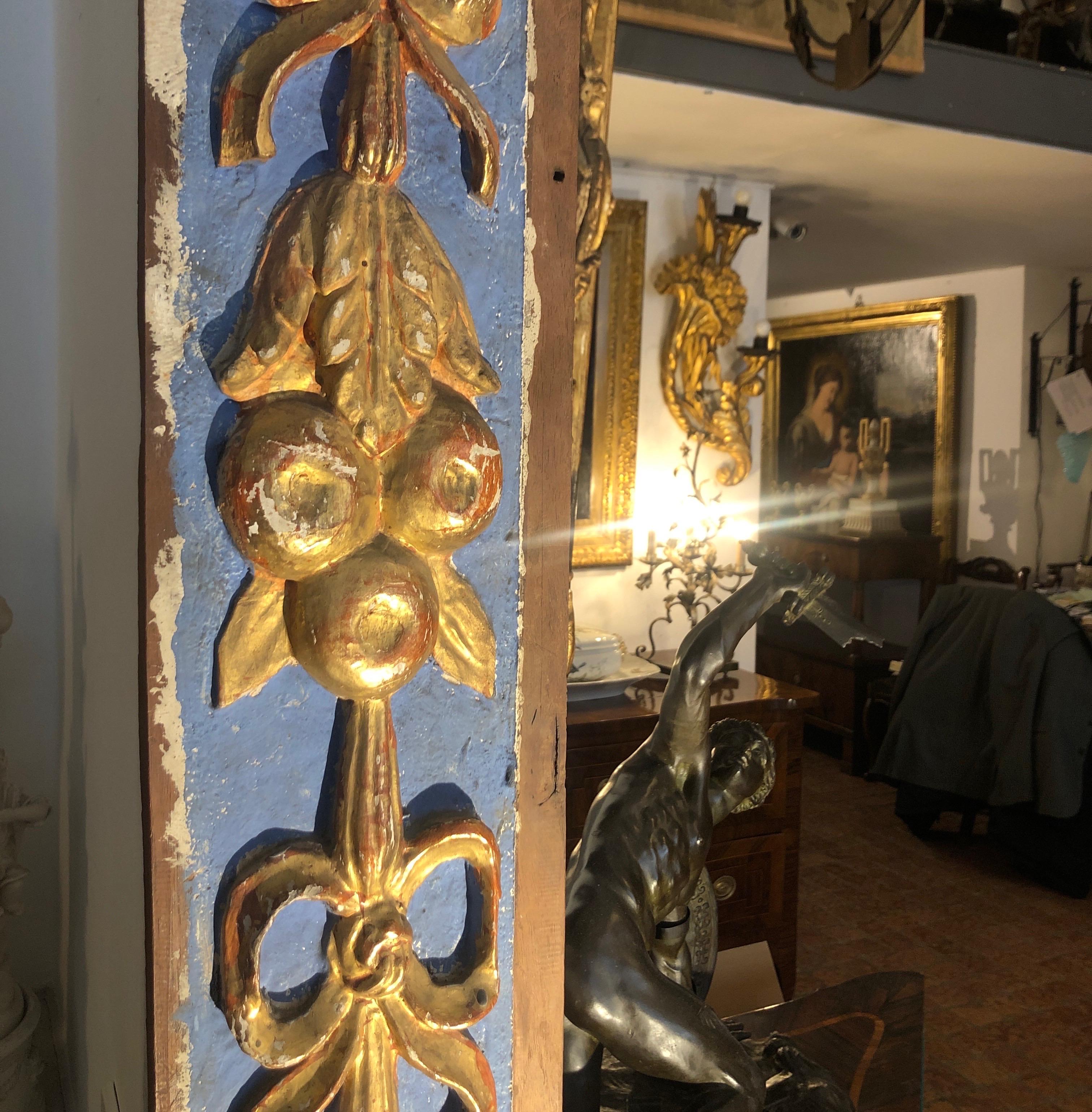Paire de panneaux décoratifs muraux italiens en frise de bois doré peint en bleu du 18ème siècle en vente 3