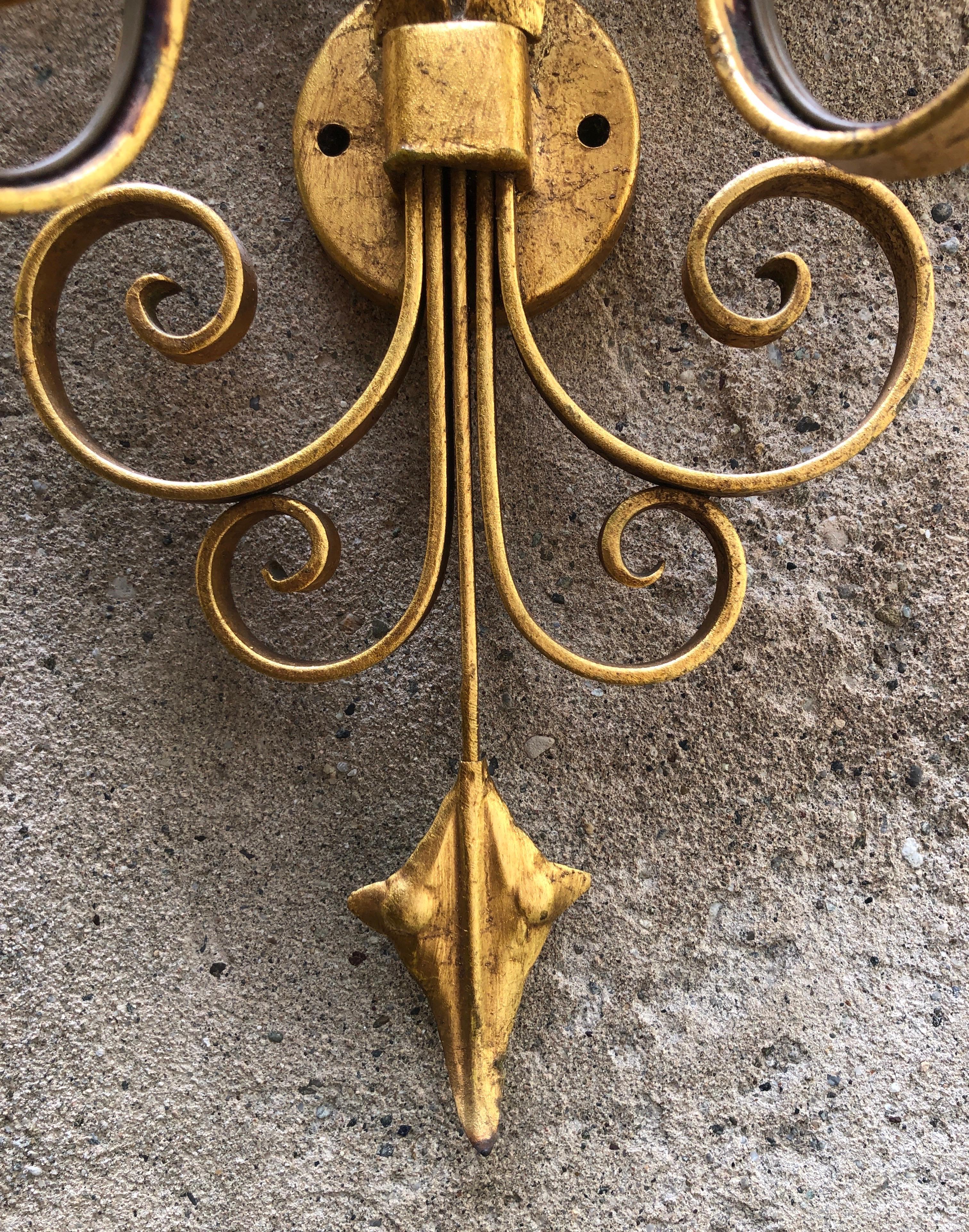 Coppia di Appliques Fiorentine Forgiate a Mano Dorate en Foglia a Due Luci 1980 en vente 2