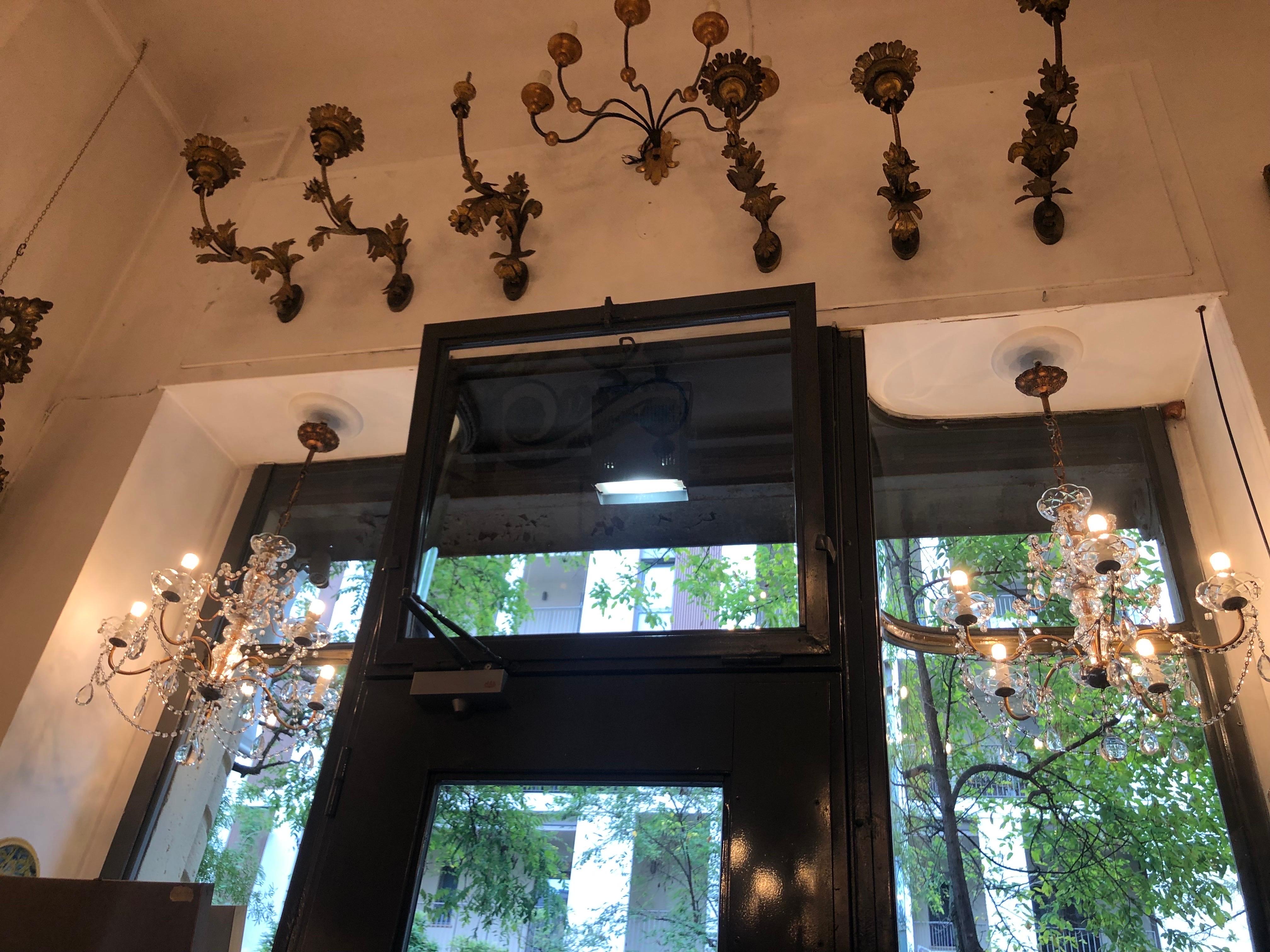 Pareja De Candelabros Italianos De Cristal Y Hierro Dorado Cinco Luces Circa 1955 en venta 10