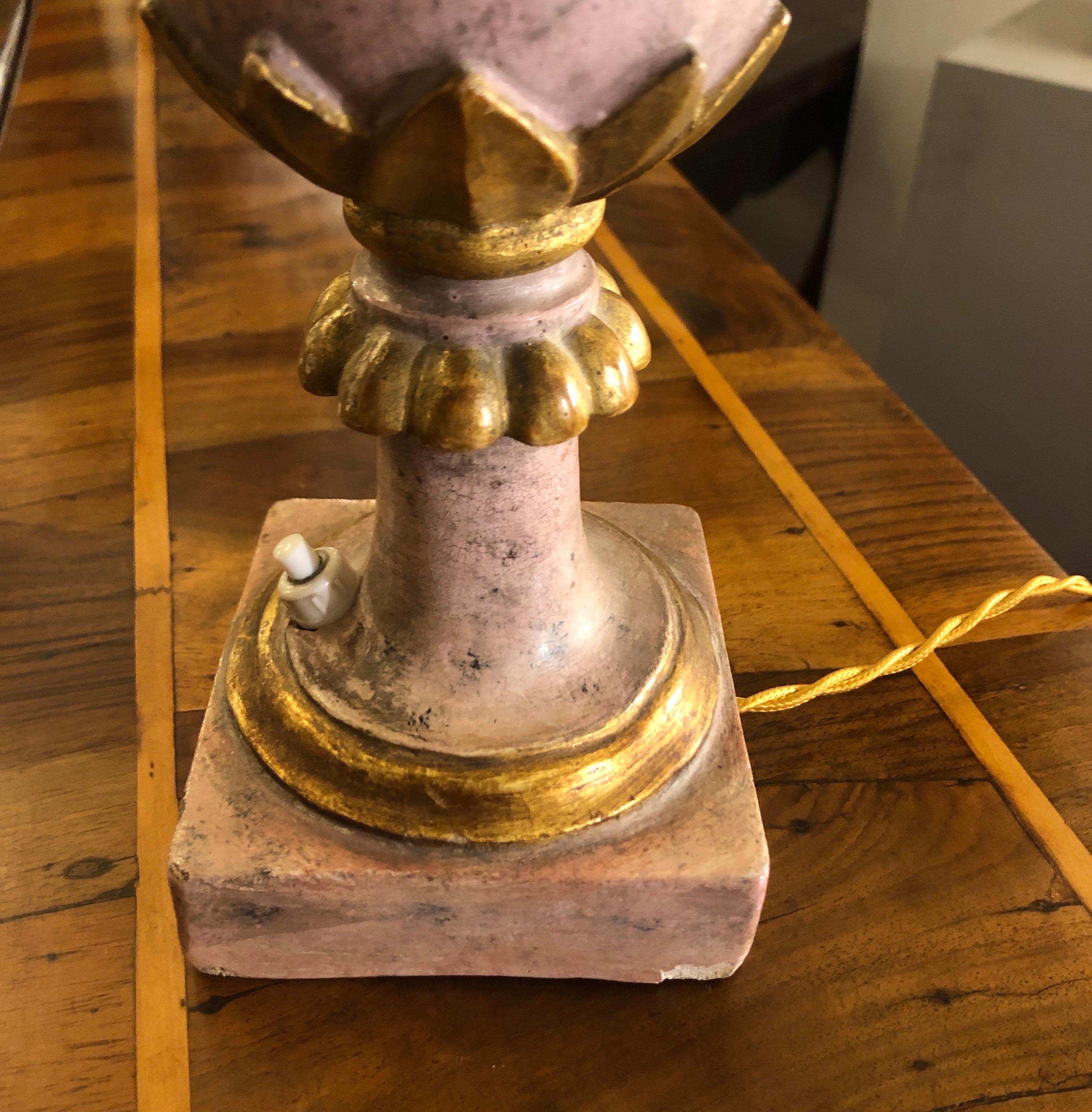Paar rosa und goldene Empire-Lampen 1800 Italienische holzgeschnitzte Vasen im Angebot 9
