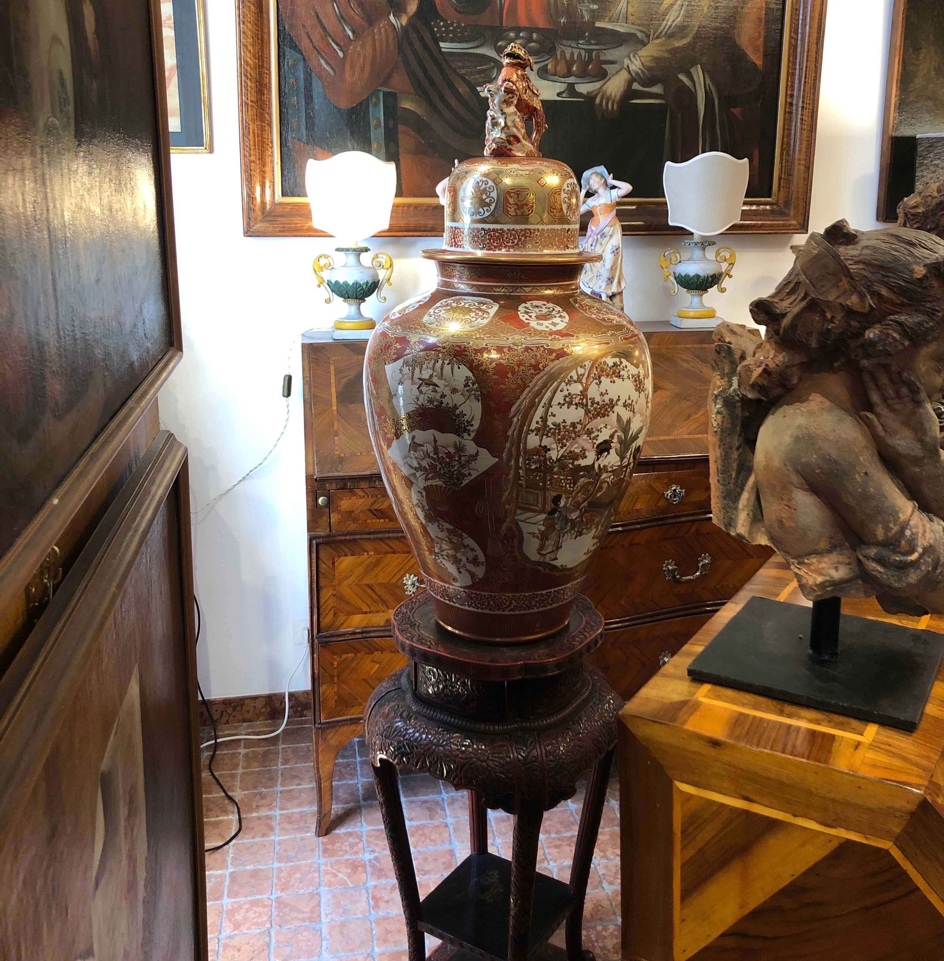 Large Red and Gold Vase In Porcelain Kutani Meiji Period with Small Table For Sale 11
