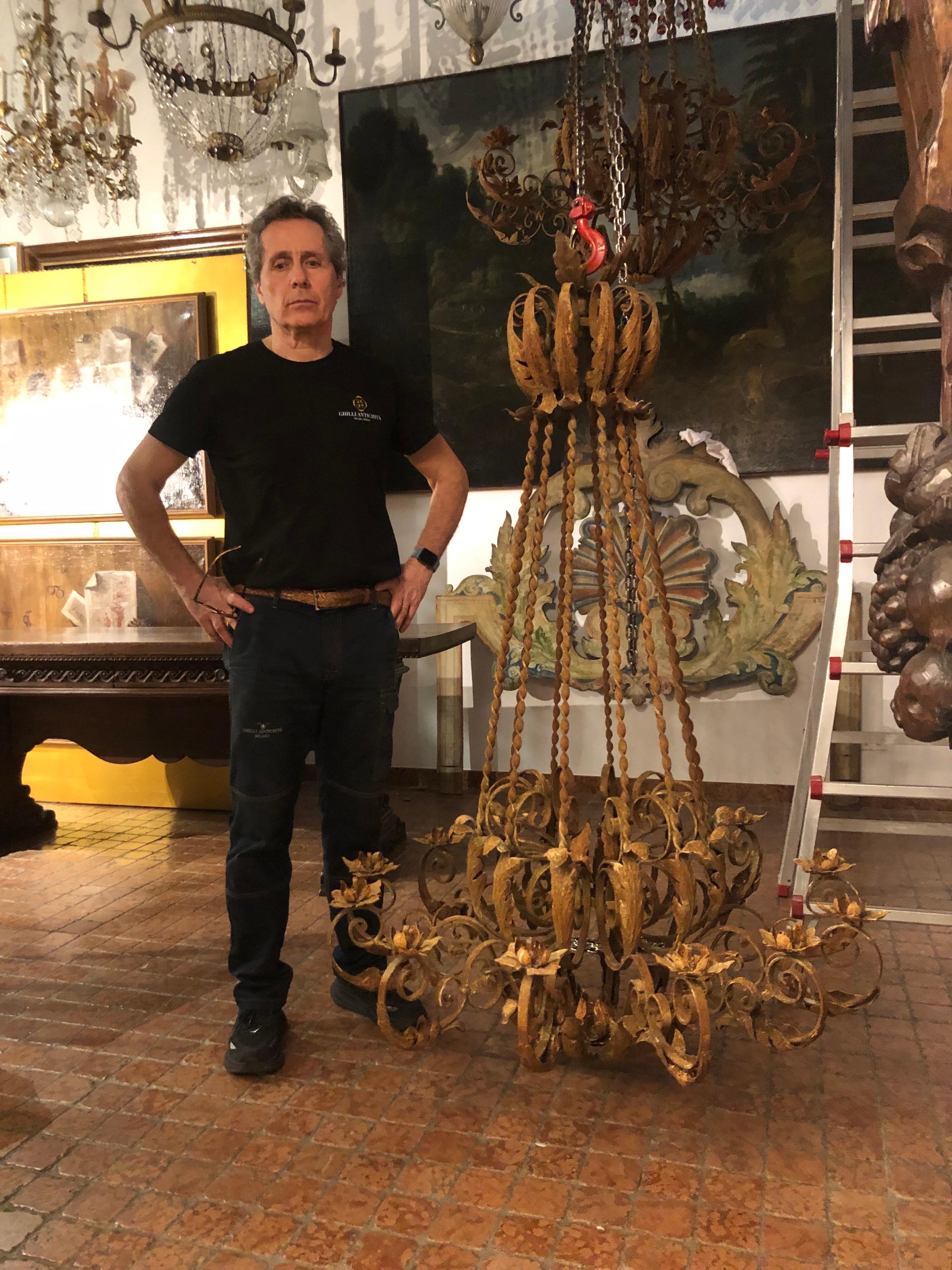 Coppia Di Grandi Lampadari Italiani In Ferro Stile Rococo 1970s Fatti a Mano 8