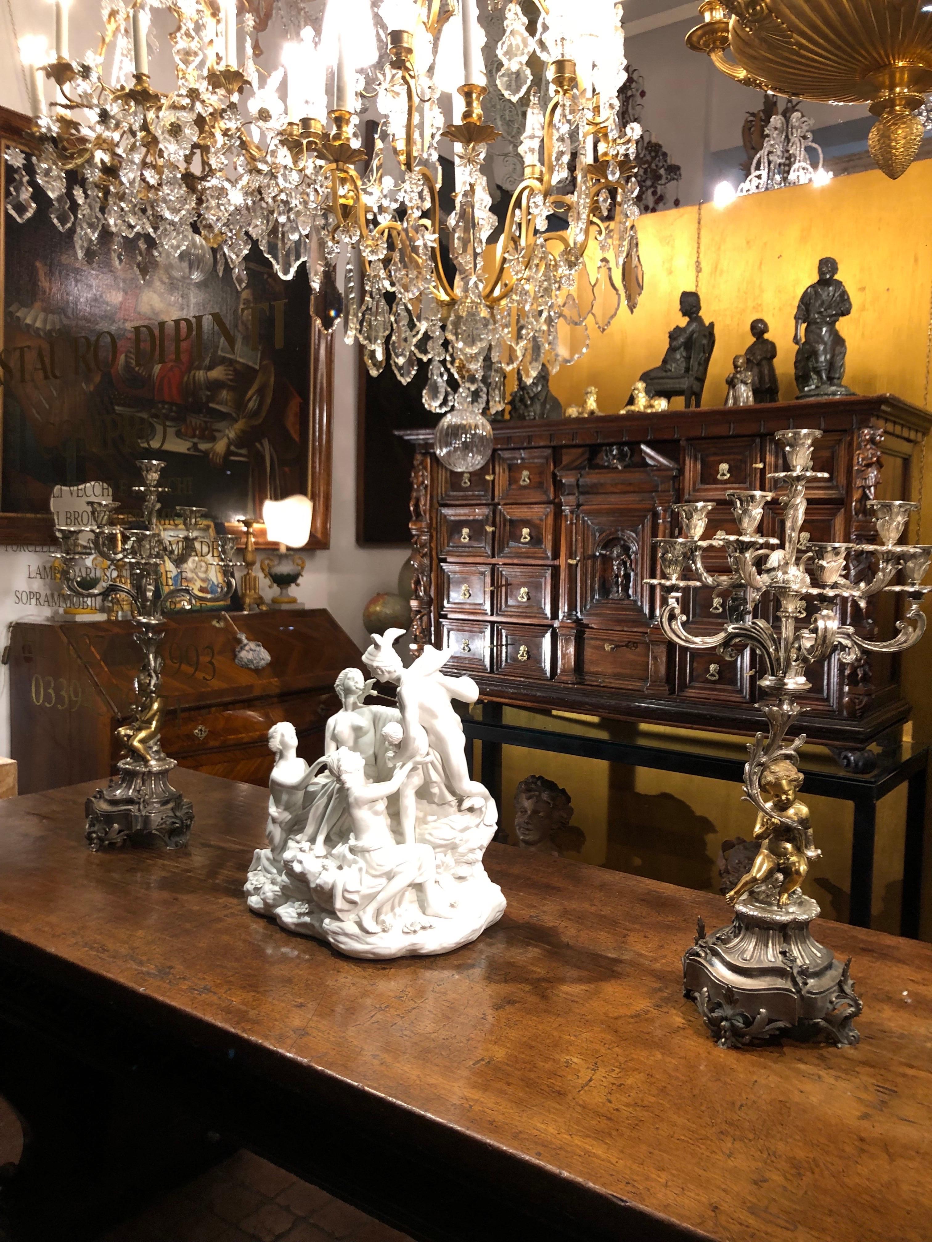 Coppia Di Candelabri Italiani A Otto Bracci Bronzo Argentato con Putti Dorati in vendita 2