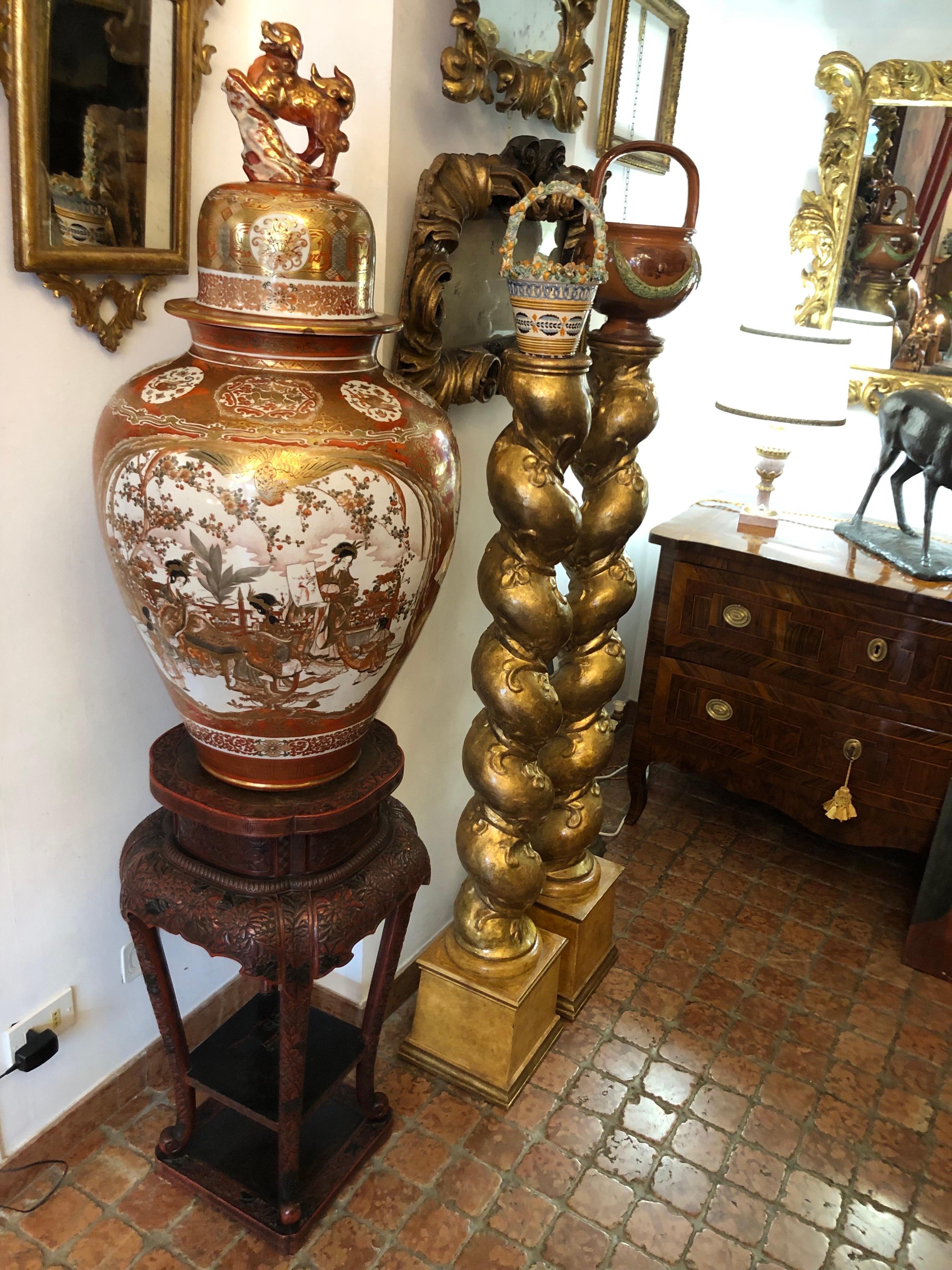 Large Red and Gold Vase In Porcelain Kutani Meiji Period with Small Table For Sale 13