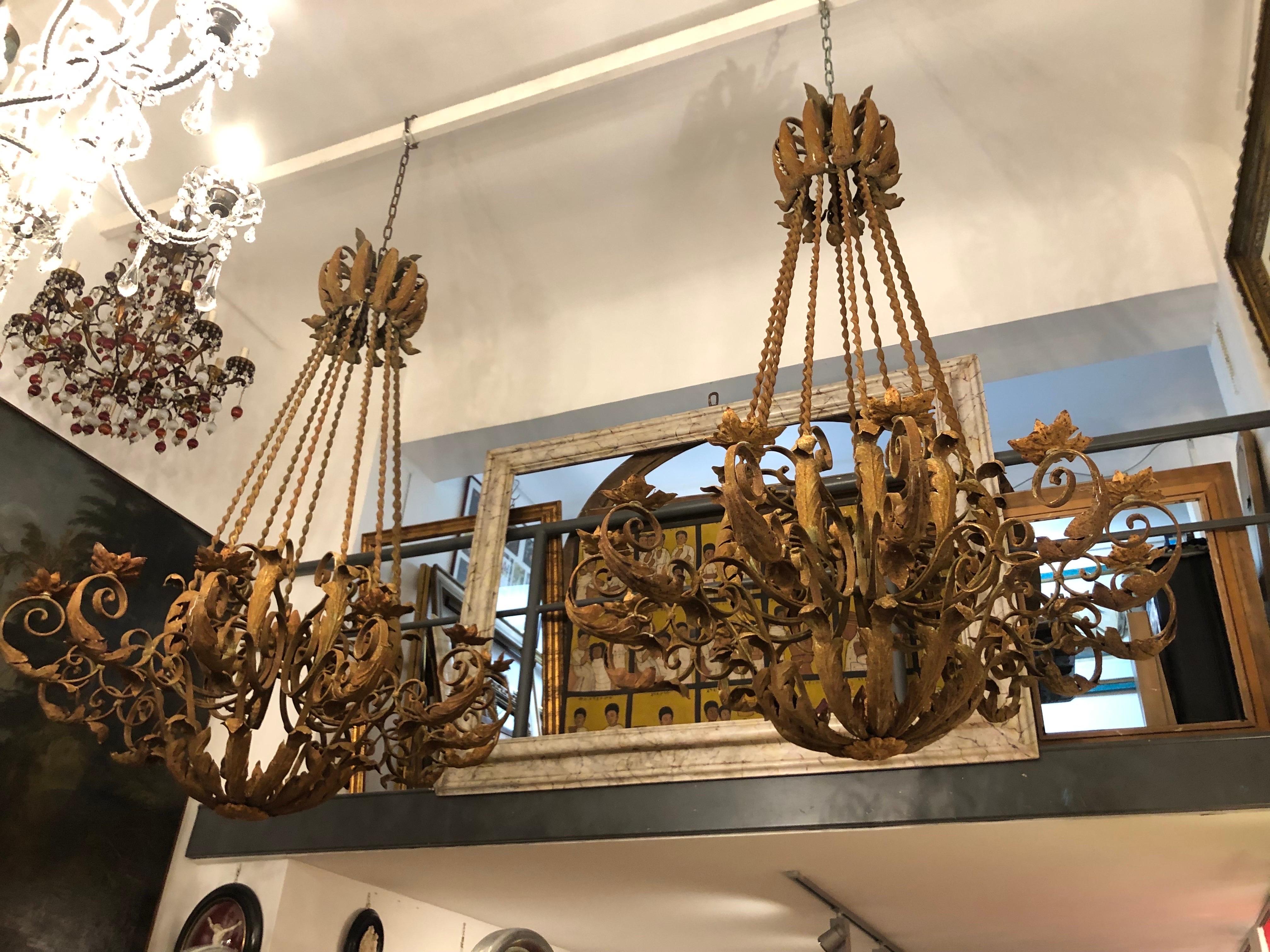 Coppia Di Grandi Lampadari Italiani In Ferro Stile Rococo 1970s Fatti a Mano 9