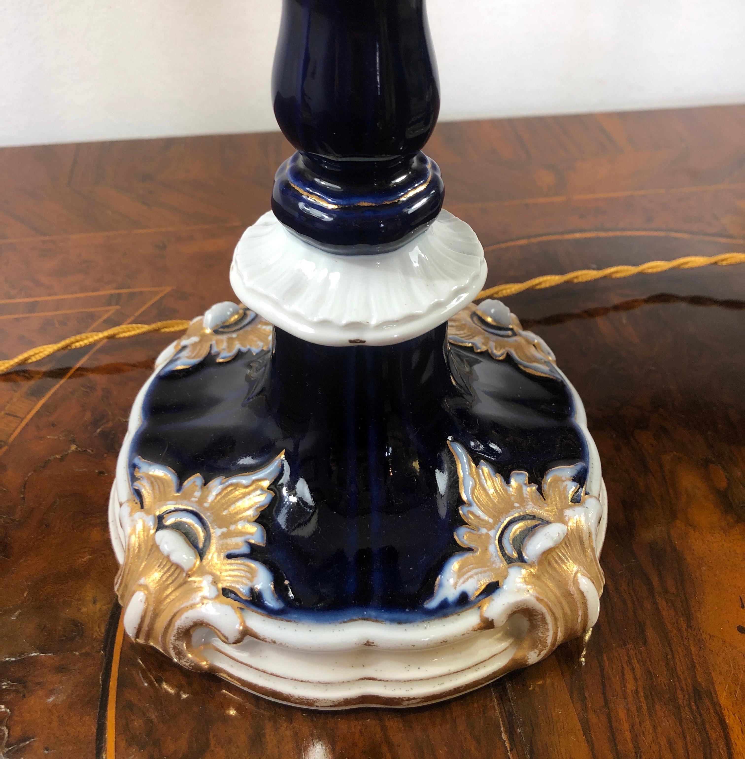 Coppia di Candelieri Meissen Blu Cobalto Bianco e Oro Prima Metà XIX Secolo in vendita 3