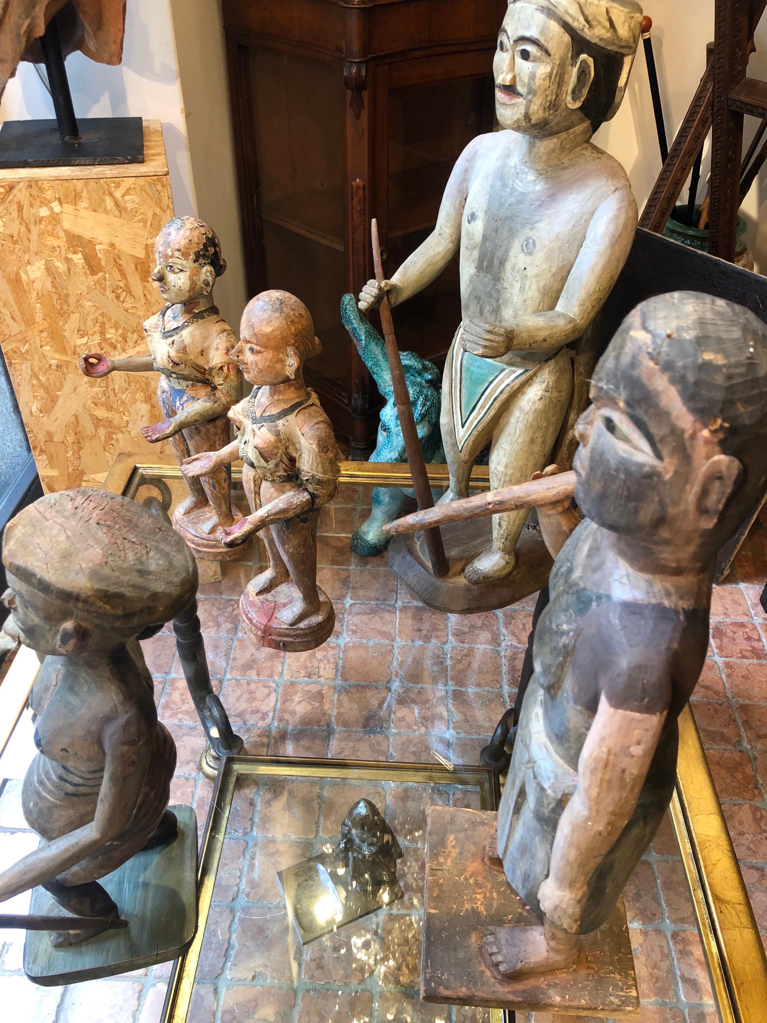Paire de sculptures féminines indonésiennes de la fin des années 1700 en bois sculpté et laqué en vente 1