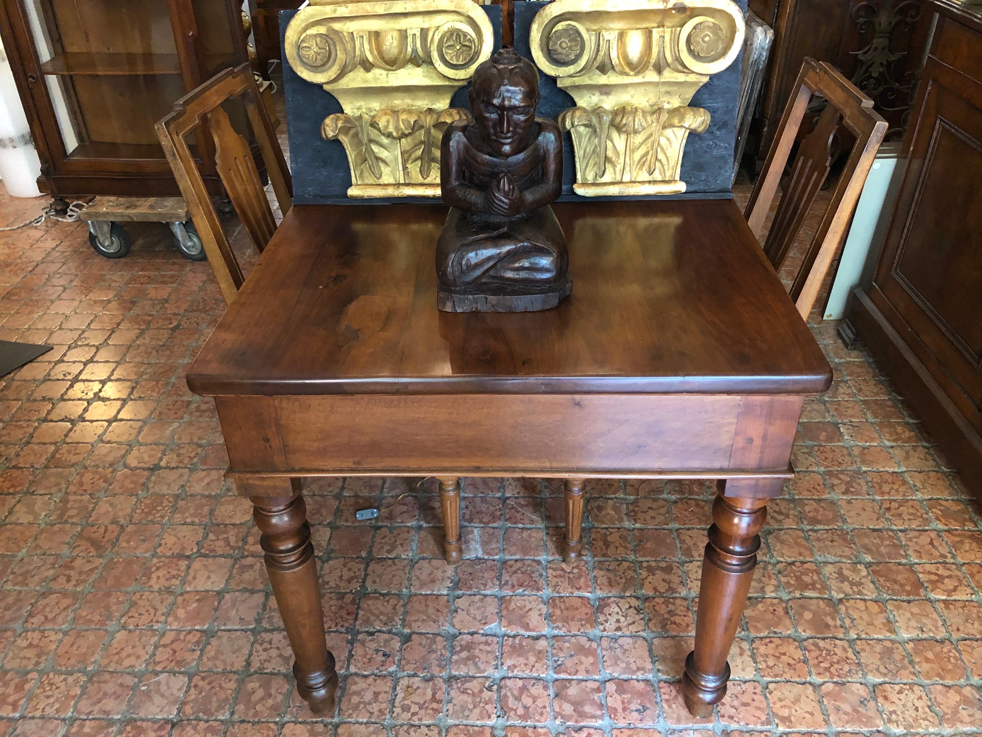 Moine birman en bois sculpté Début 1900 Sculpture orientale réalisée à partir d'une seule pièce de bois,  restauré à la cire avec une patine foncée. La figure du moine est présentée assise dans la position du lotus, Padmasana, avec les mains