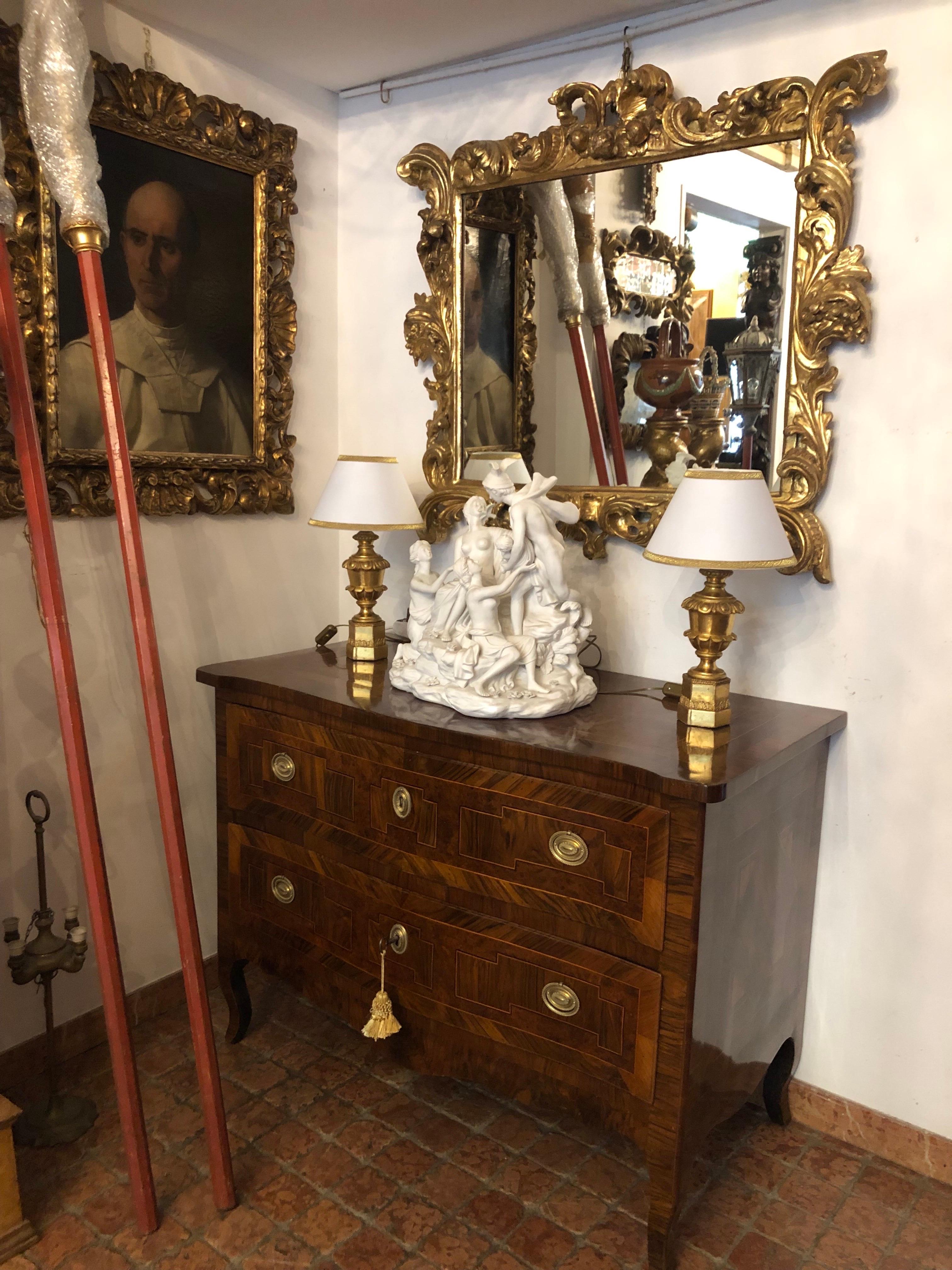 Pareja de lámparas imperio italianas doradas del siglo XIX en madera tallada en Bueno estado para la venta en Milano, MI