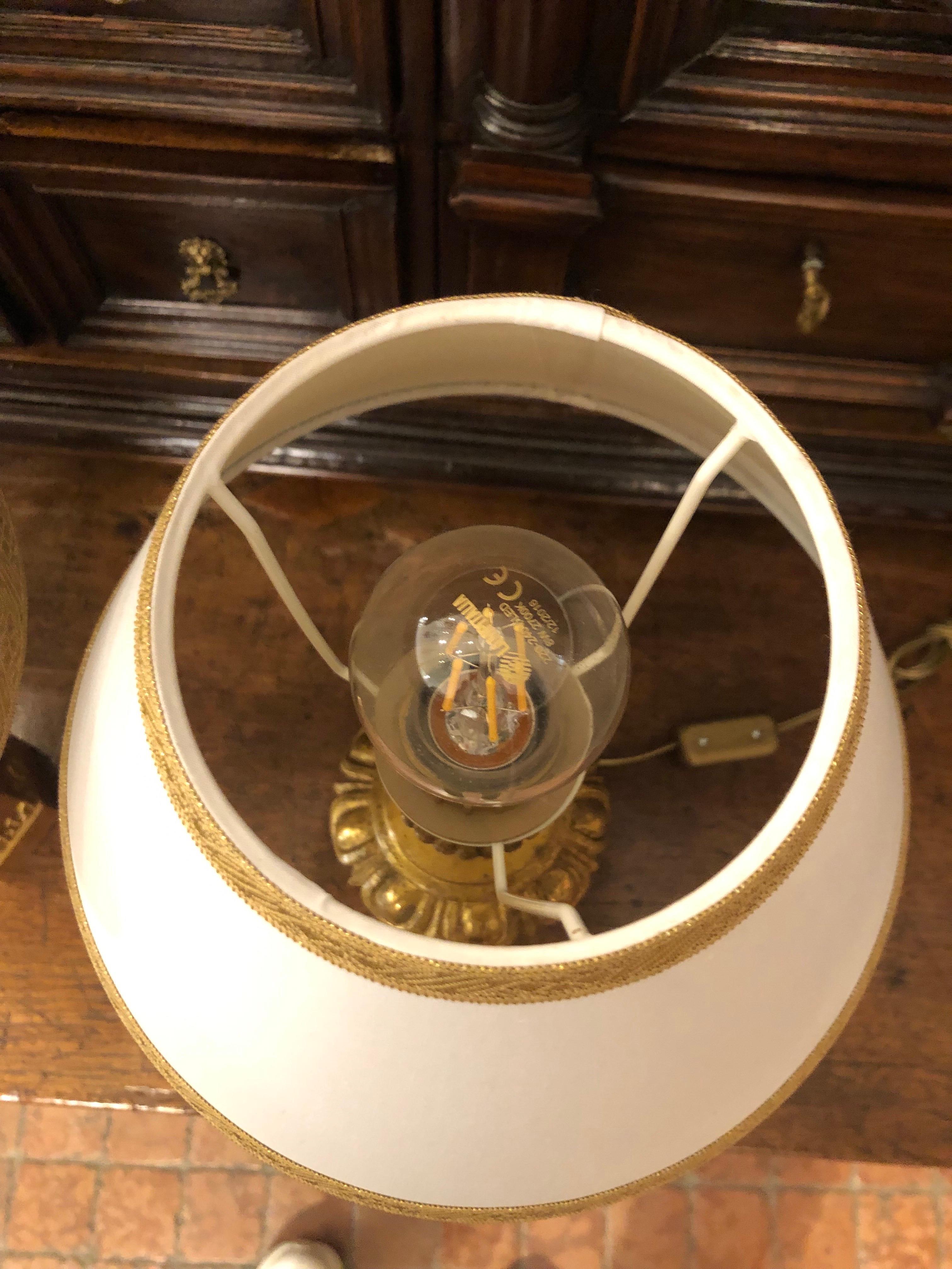 Pareja de lámparas imperio italianas doradas del siglo XIX en madera tallada Tela en venta