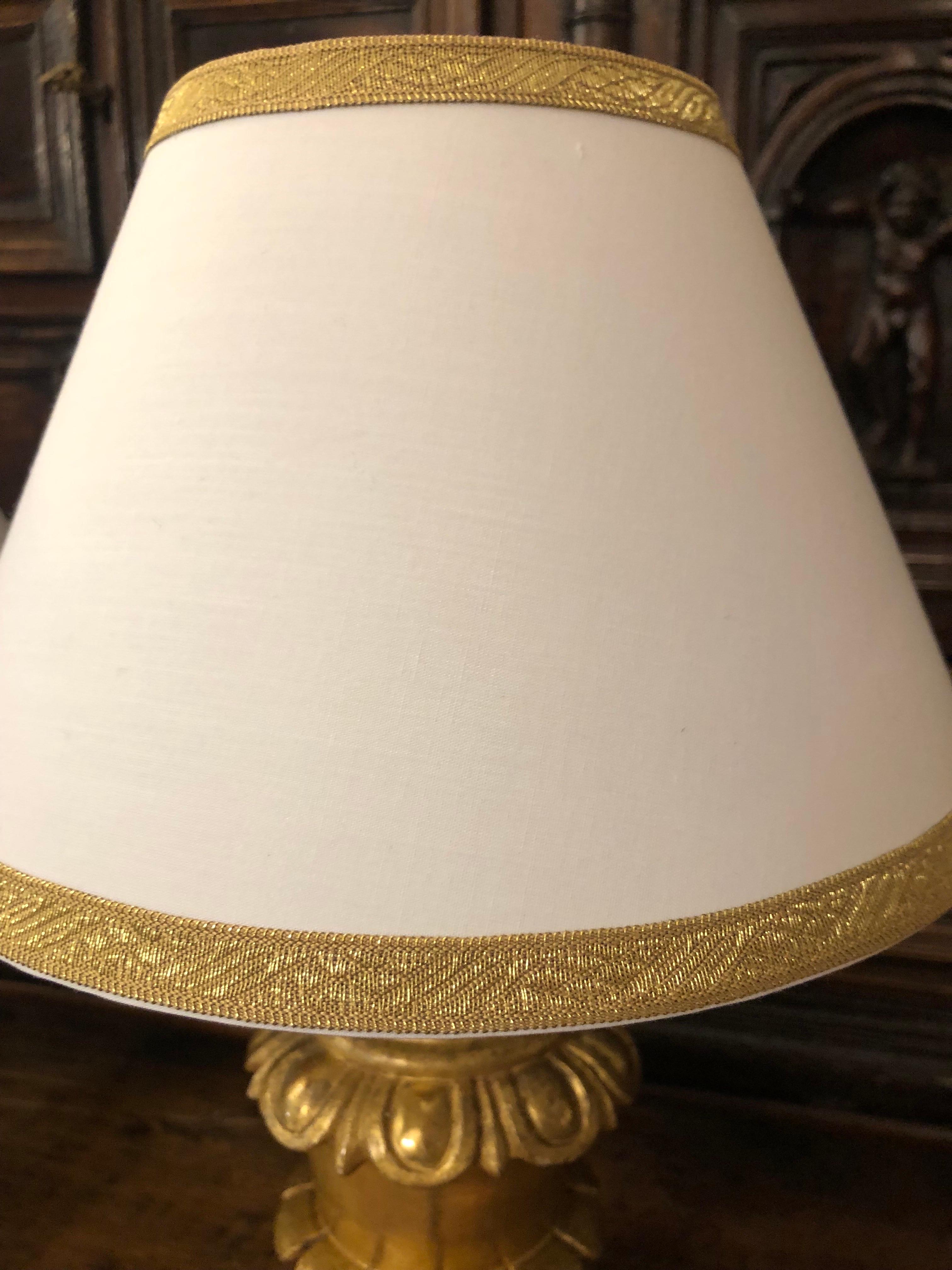 Pareja de lámparas imperio italianas doradas del siglo XIX en madera tallada en venta 1