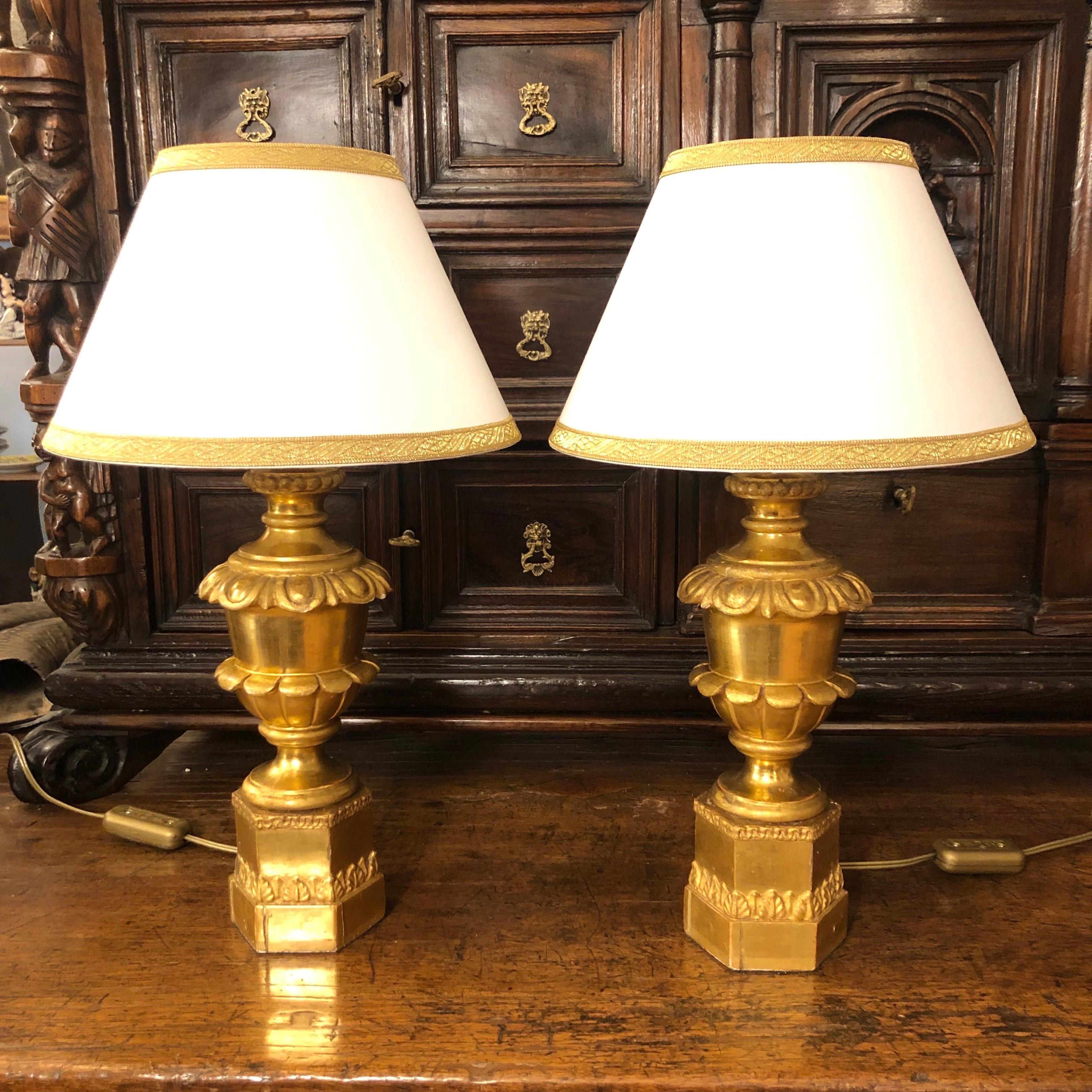 Pareja de lámparas imperio italianas doradas del siglo XIX en madera tallada en venta 2