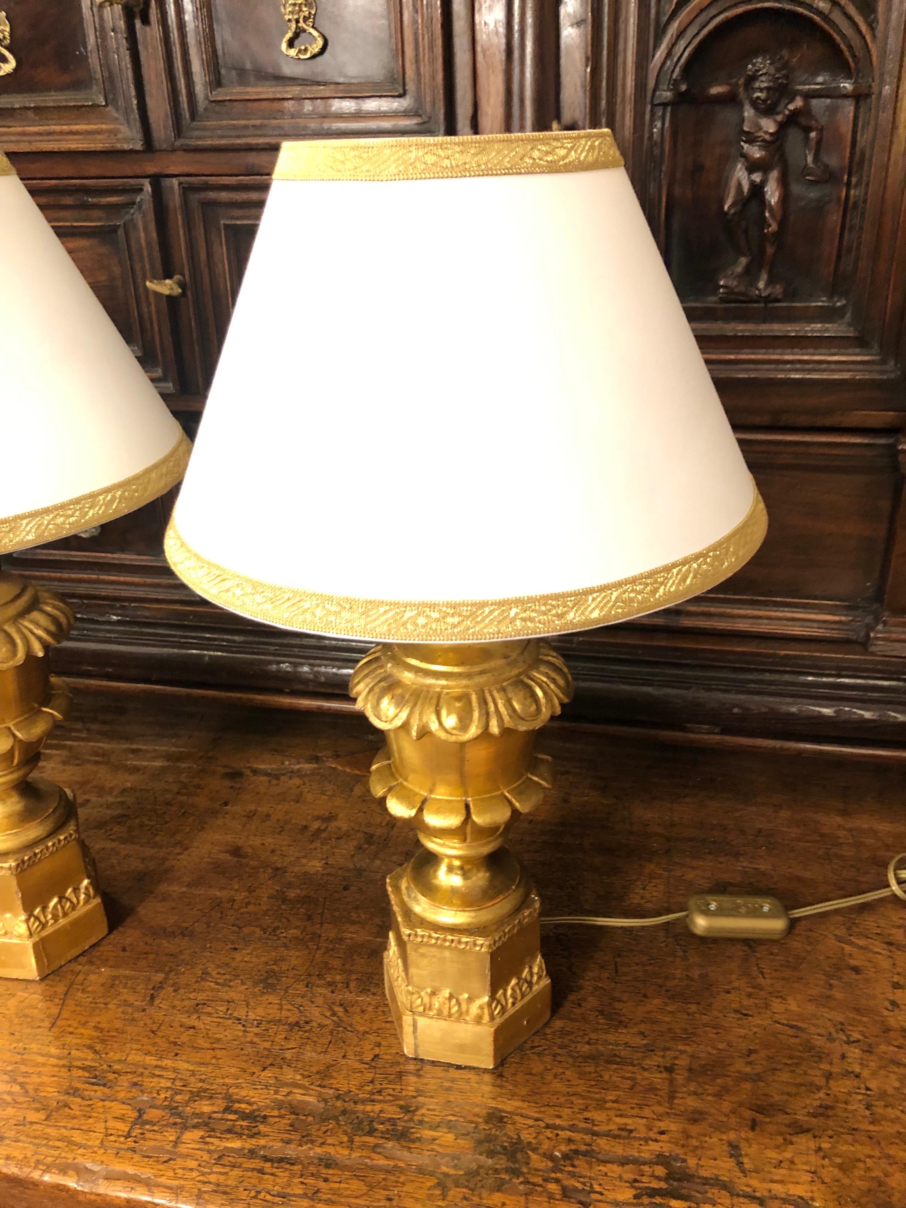 Pareja de lámparas imperio italianas doradas del siglo XIX en madera tallada en venta 3